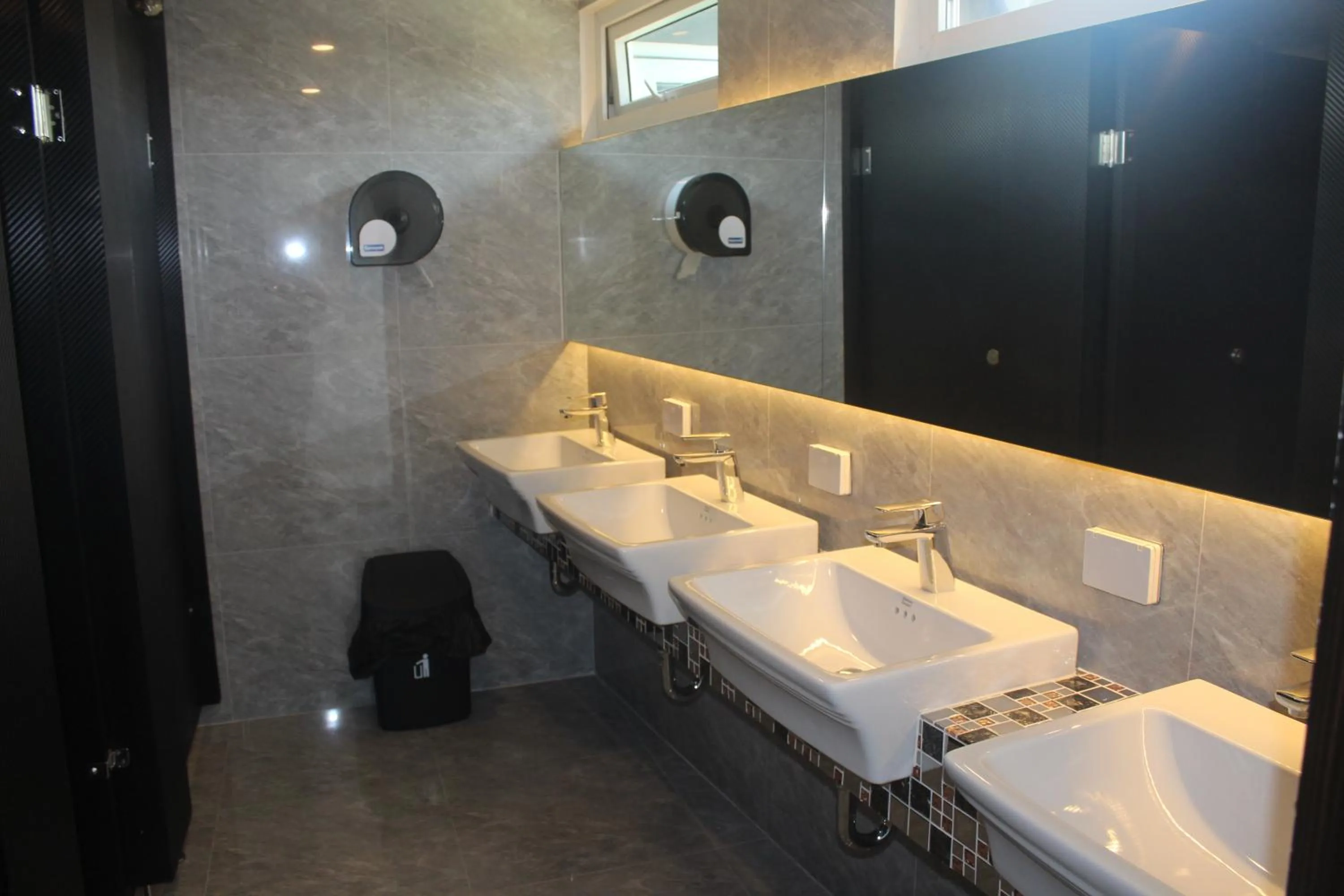 Toilet in H-District Boutique Poshotel