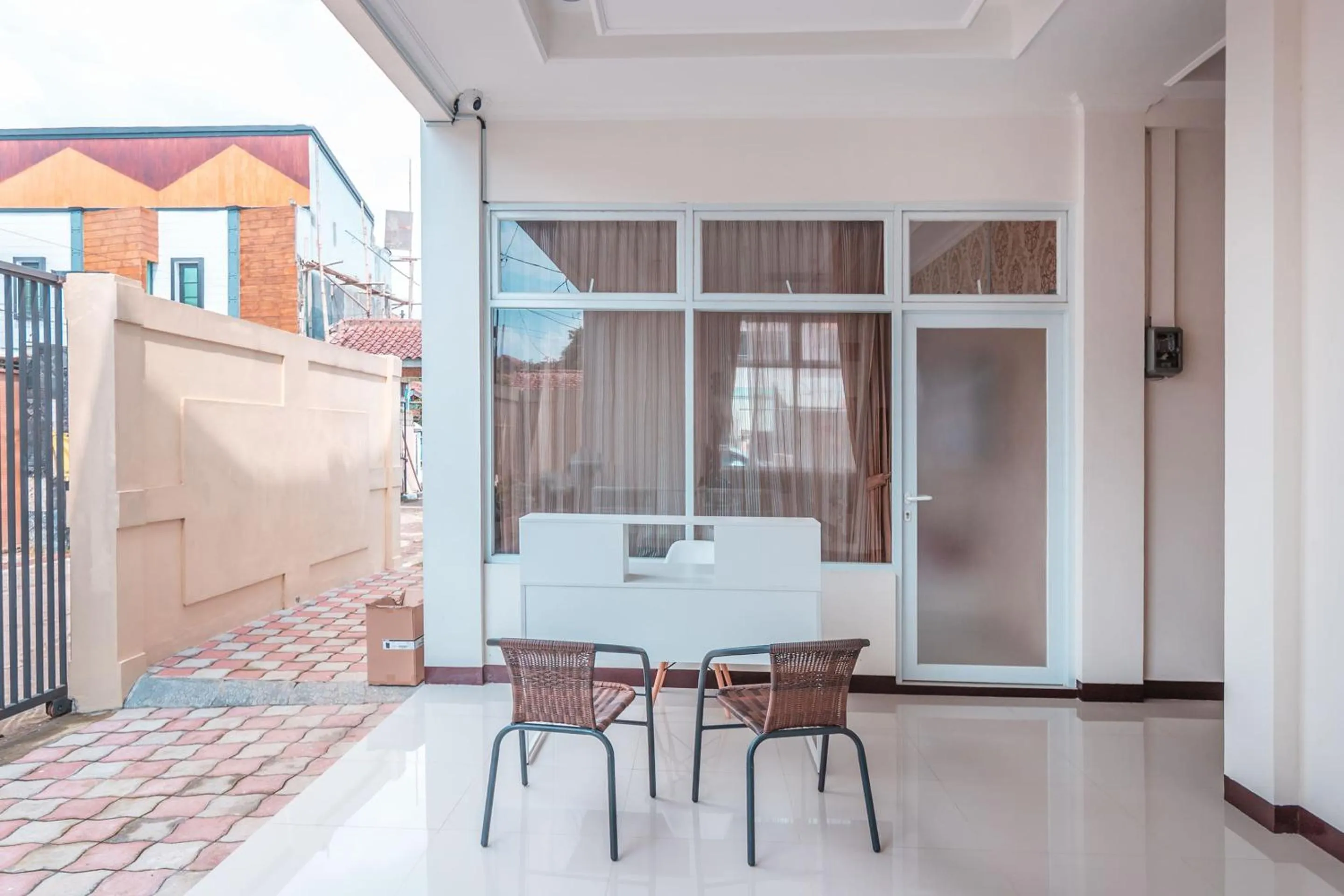 Lobby or reception in OYO Life 2658 Kost Rasyamada