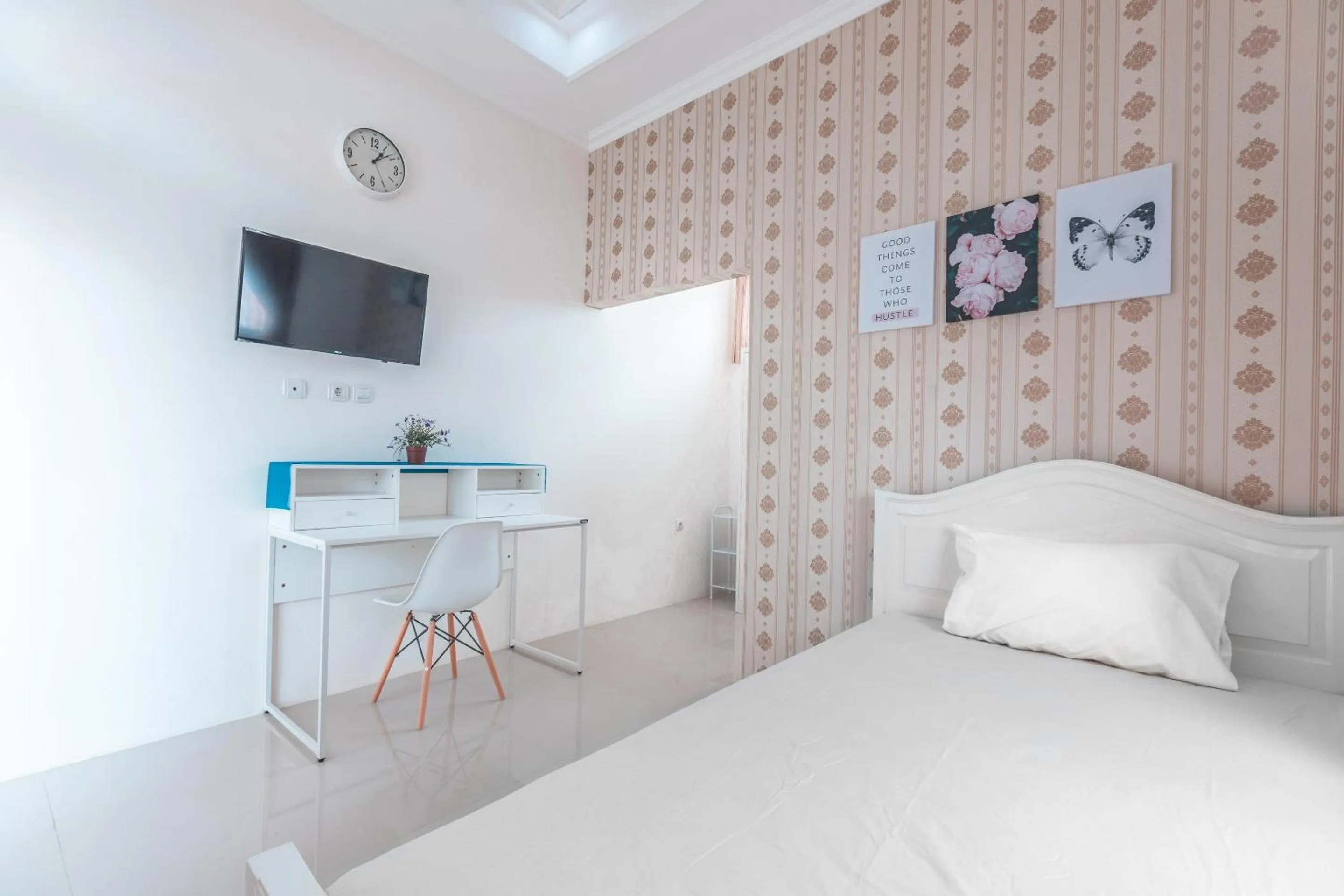 Bedroom, Bed in OYO Life 2658 Kost Rasyamada