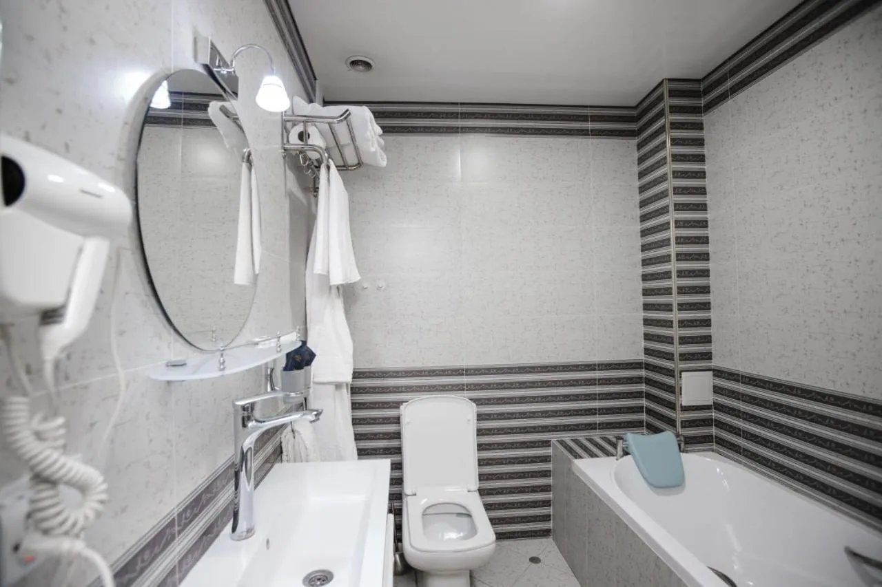 Shower in Shedevr Plaza