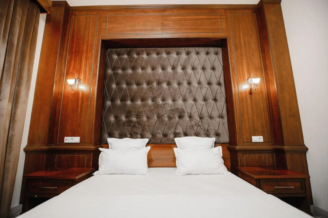 Shower in Shedevr Plaza