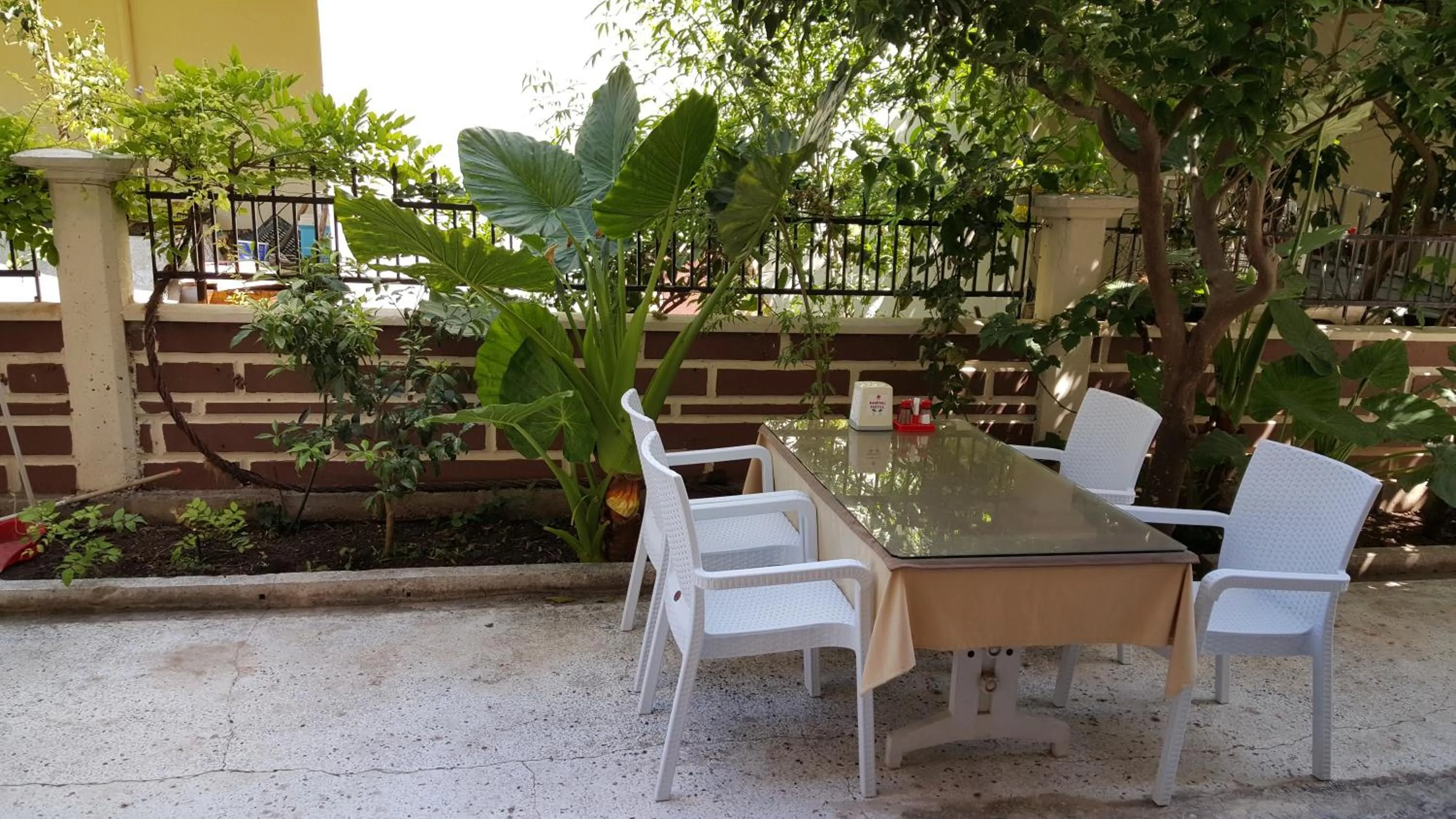 Restaurant/places to eat in Kartal Hotel