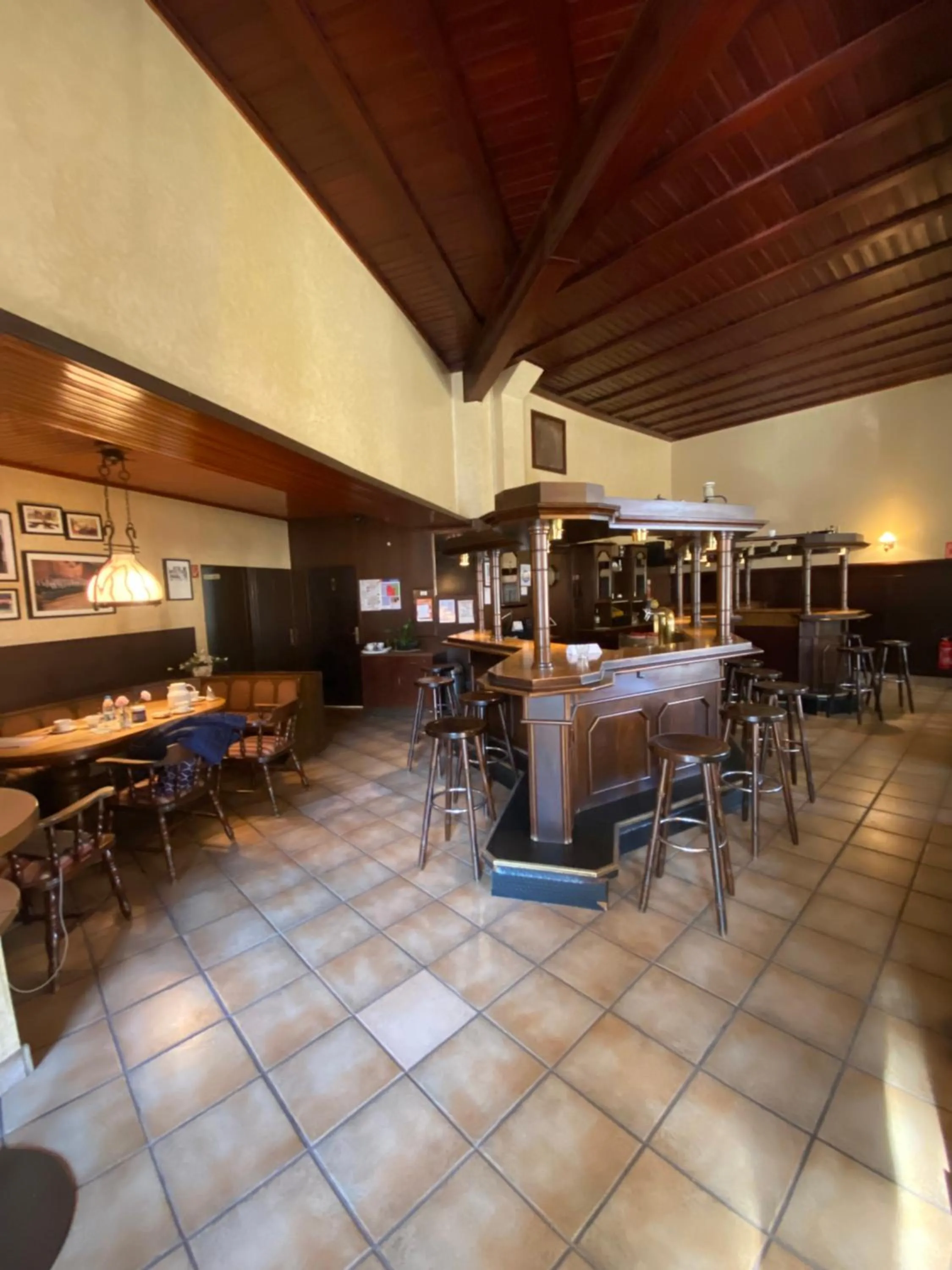 Restaurant/places to eat in Hotel Montan