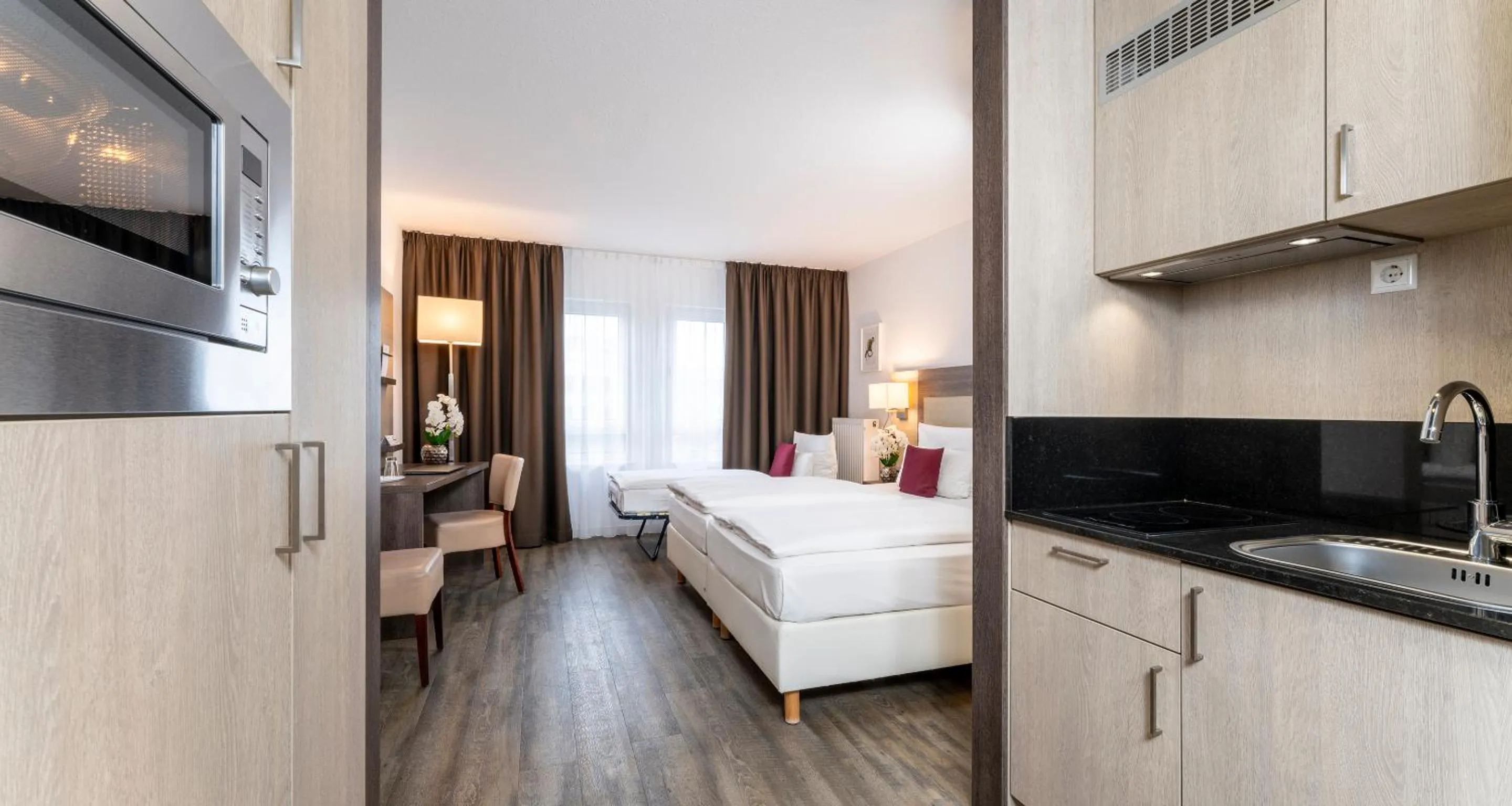 Kitchen or kitchenette, Bed in PLAZA INN Karlsruhe Nord