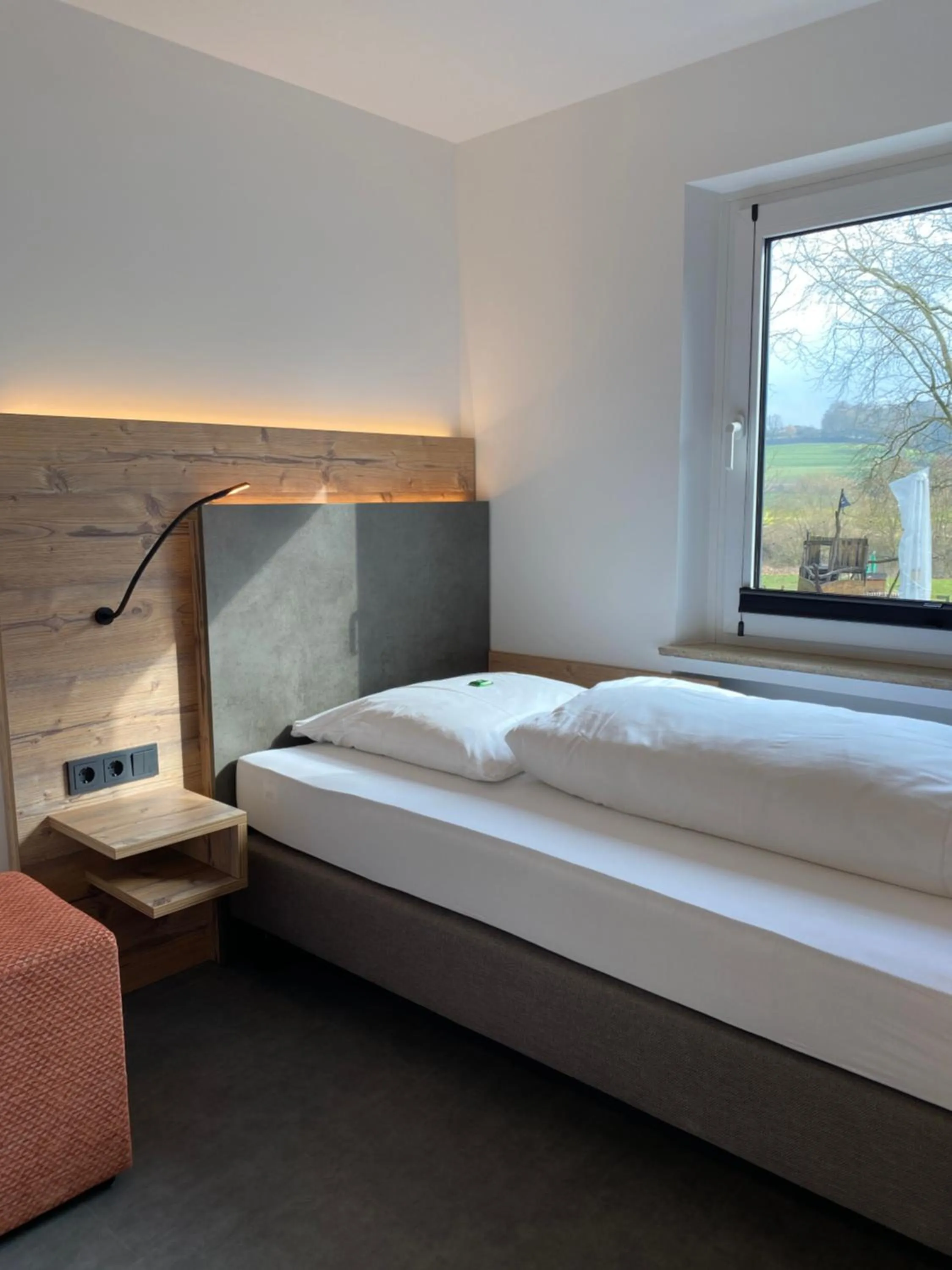 Bedroom, Bed in Hotel Mintarder Wasserbahnhof