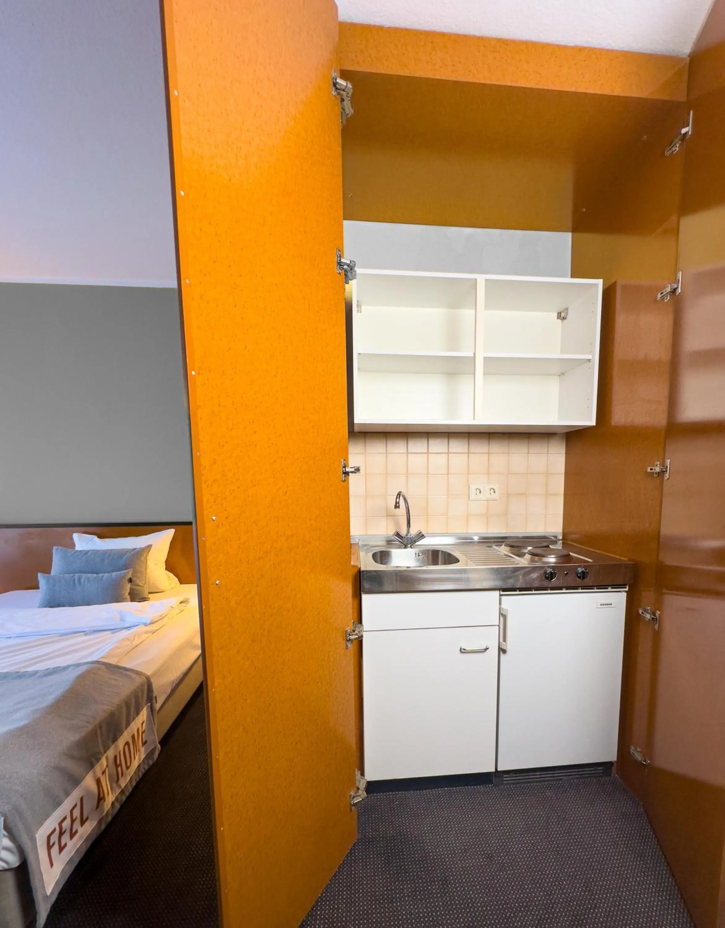 Kitchen or kitchenette, Bed in ACHAT Hotel Frankfurt Airport