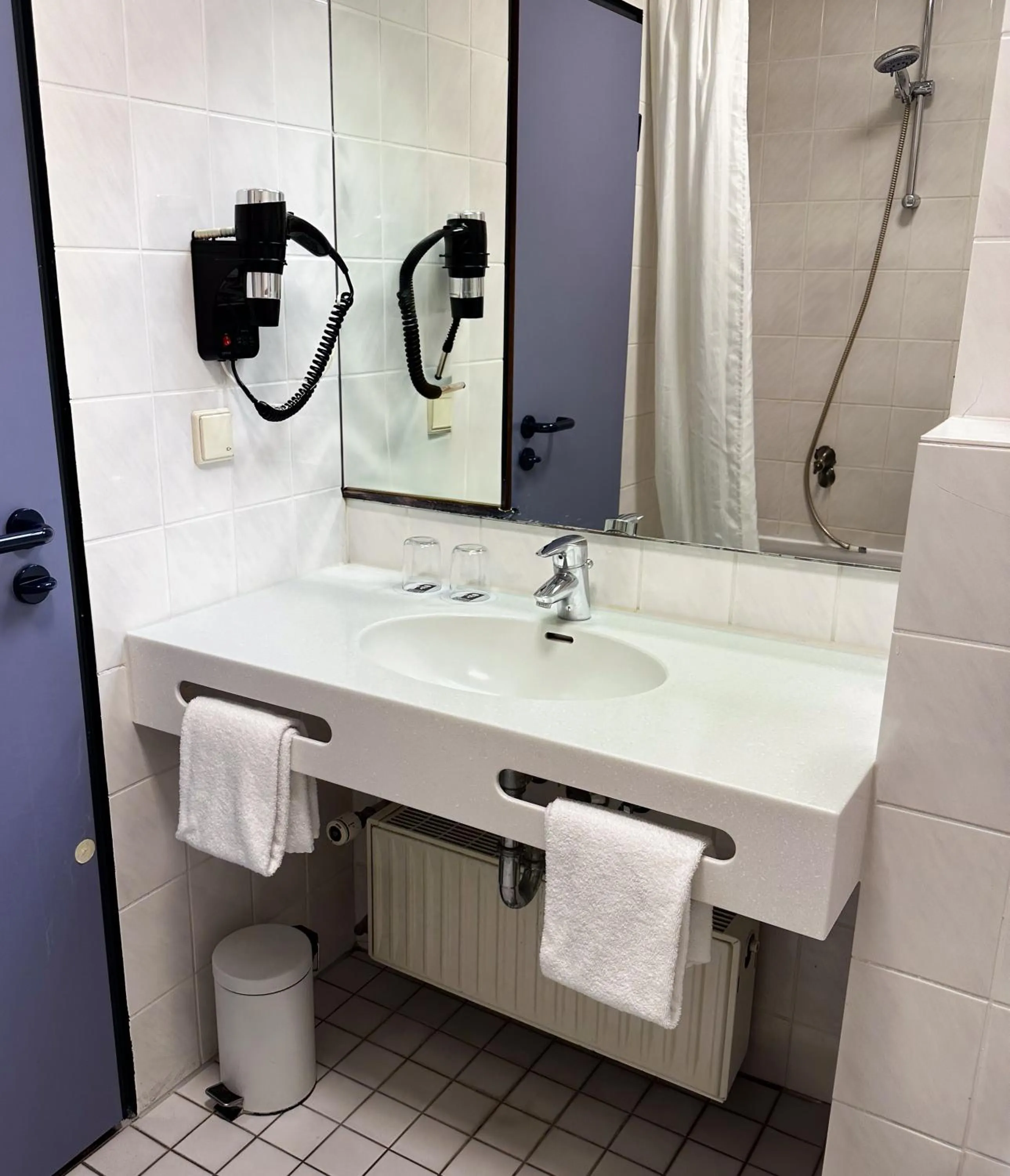 Bathroom in ACHAT Hotel Frankfurt Airport