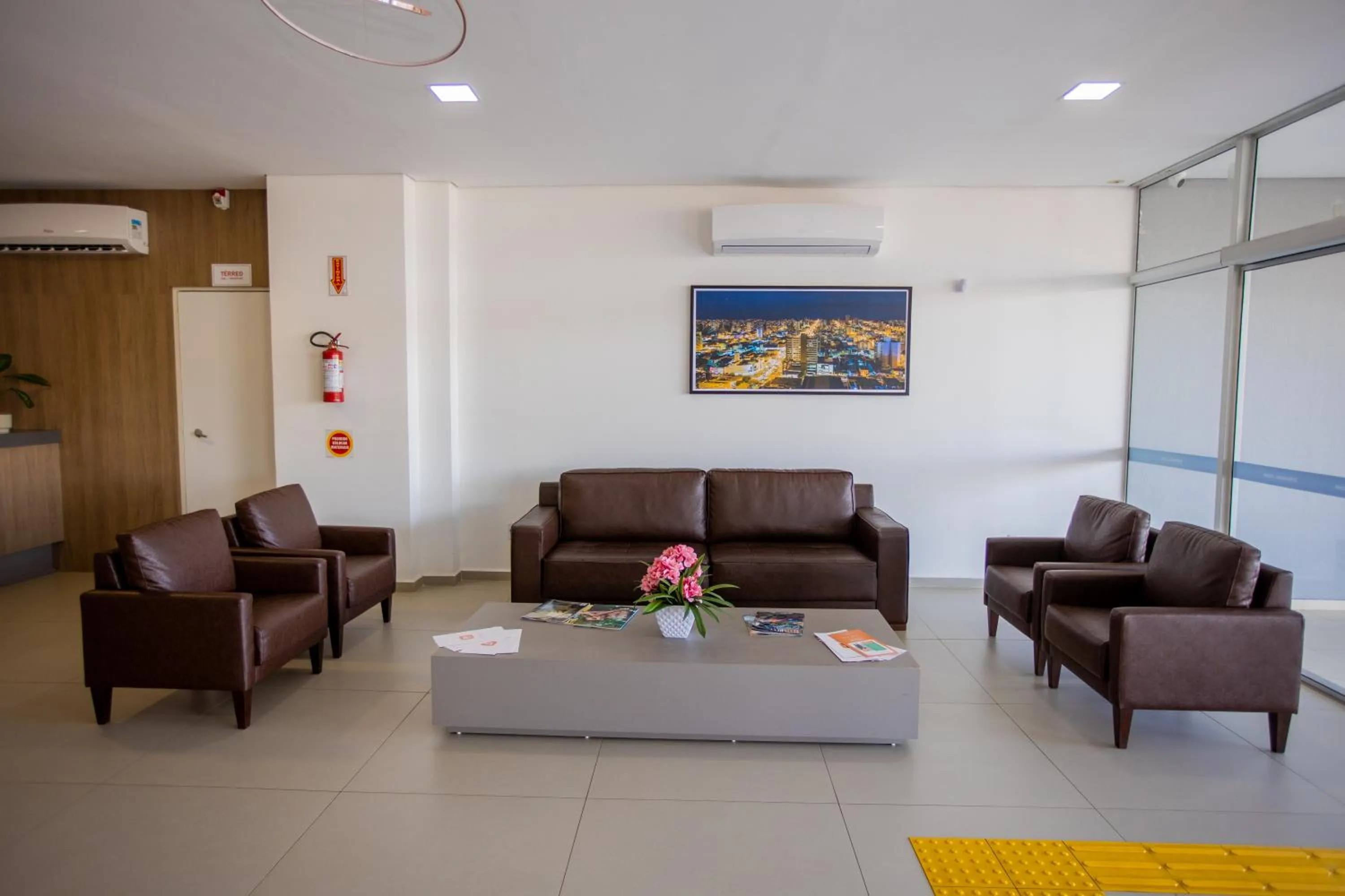 Communal lounge/ TV room in Tri Hotel Chapecó