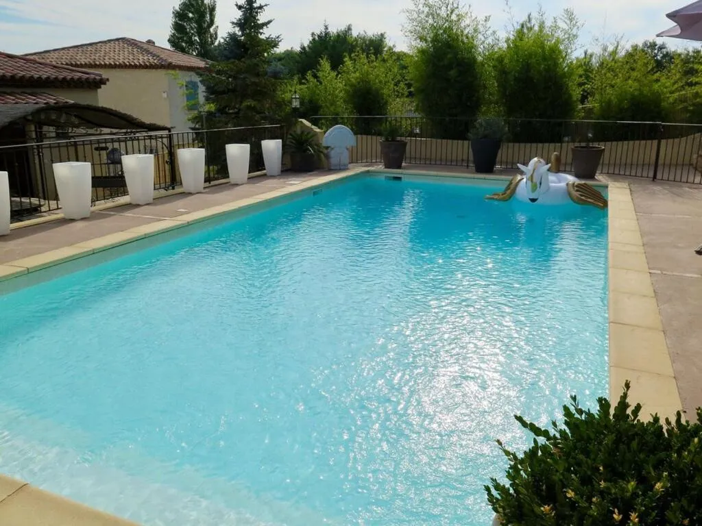 Swimming pool in Villa fiora chambre
