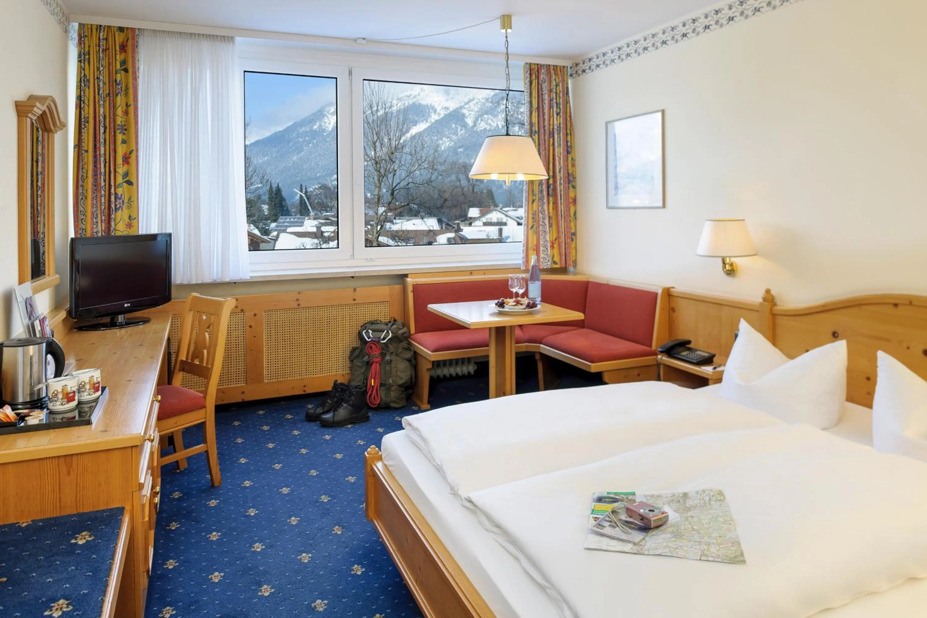 Bedroom, Bed in Mercure Hotel Garmisch Partenkirchen