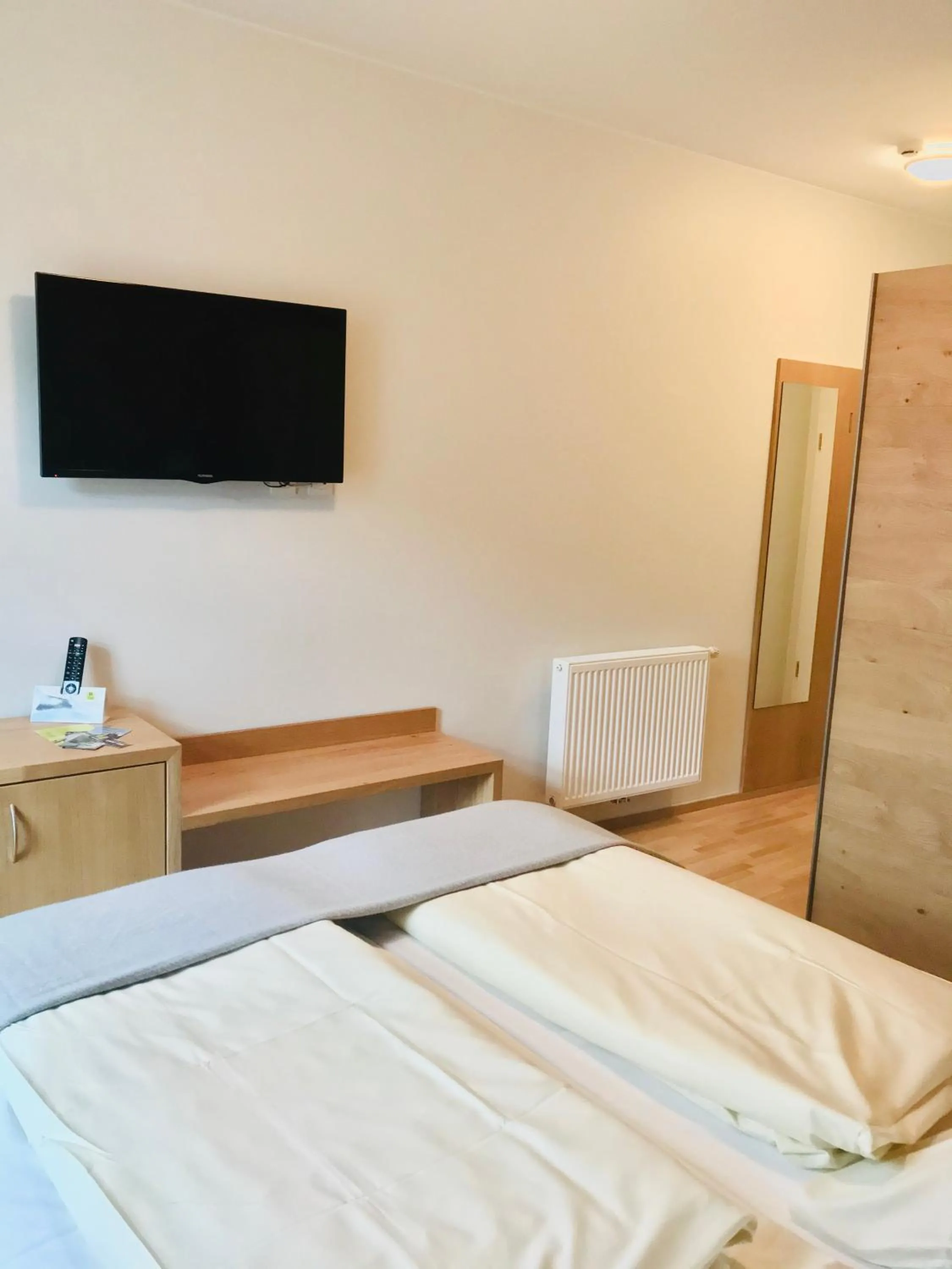 Photo of the whole room, Bed in Hotel-Restaurant Zum Onkel Jonathan