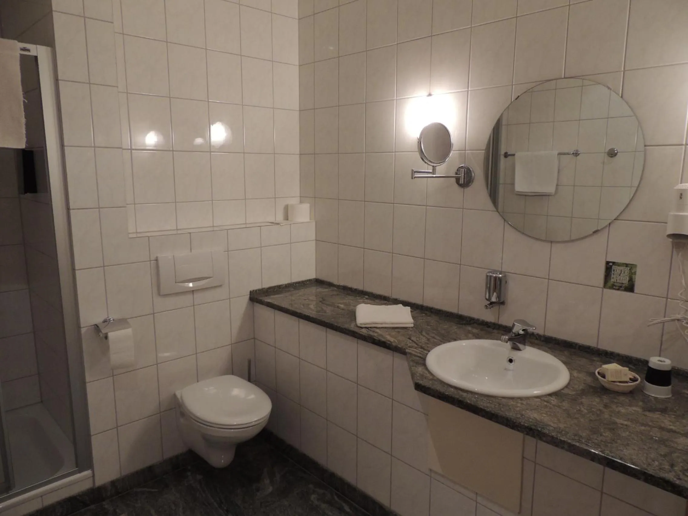 Bathroom in Hotel-Restaurant Zum Onkel Jonathan