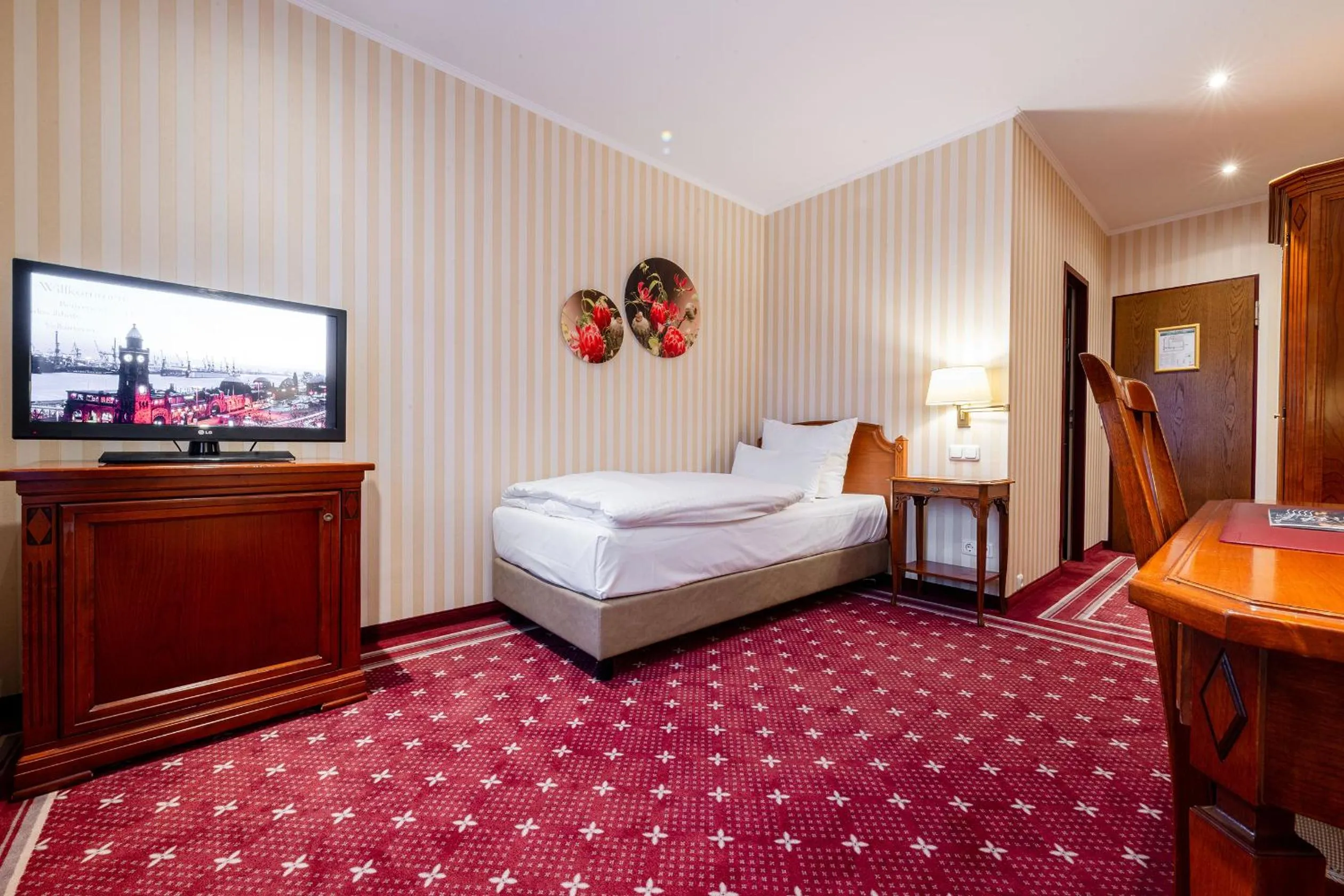 Photo of the whole room, Bed in Alt Lohbrügger Hof