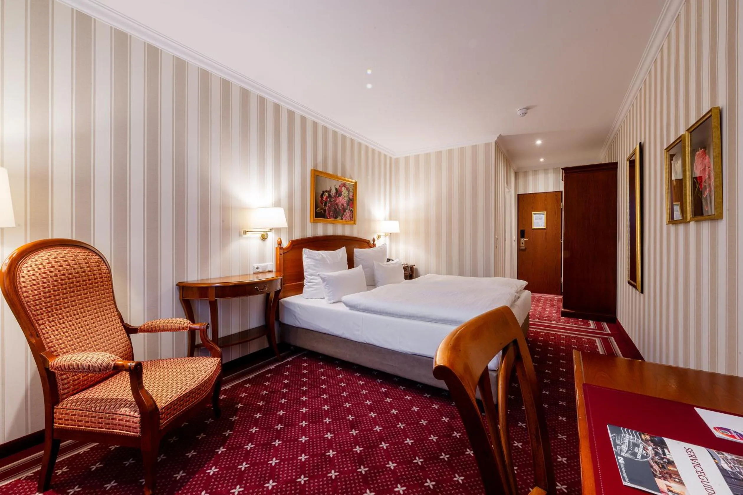 Photo of the whole room, Bed in Alt Lohbrügger Hof