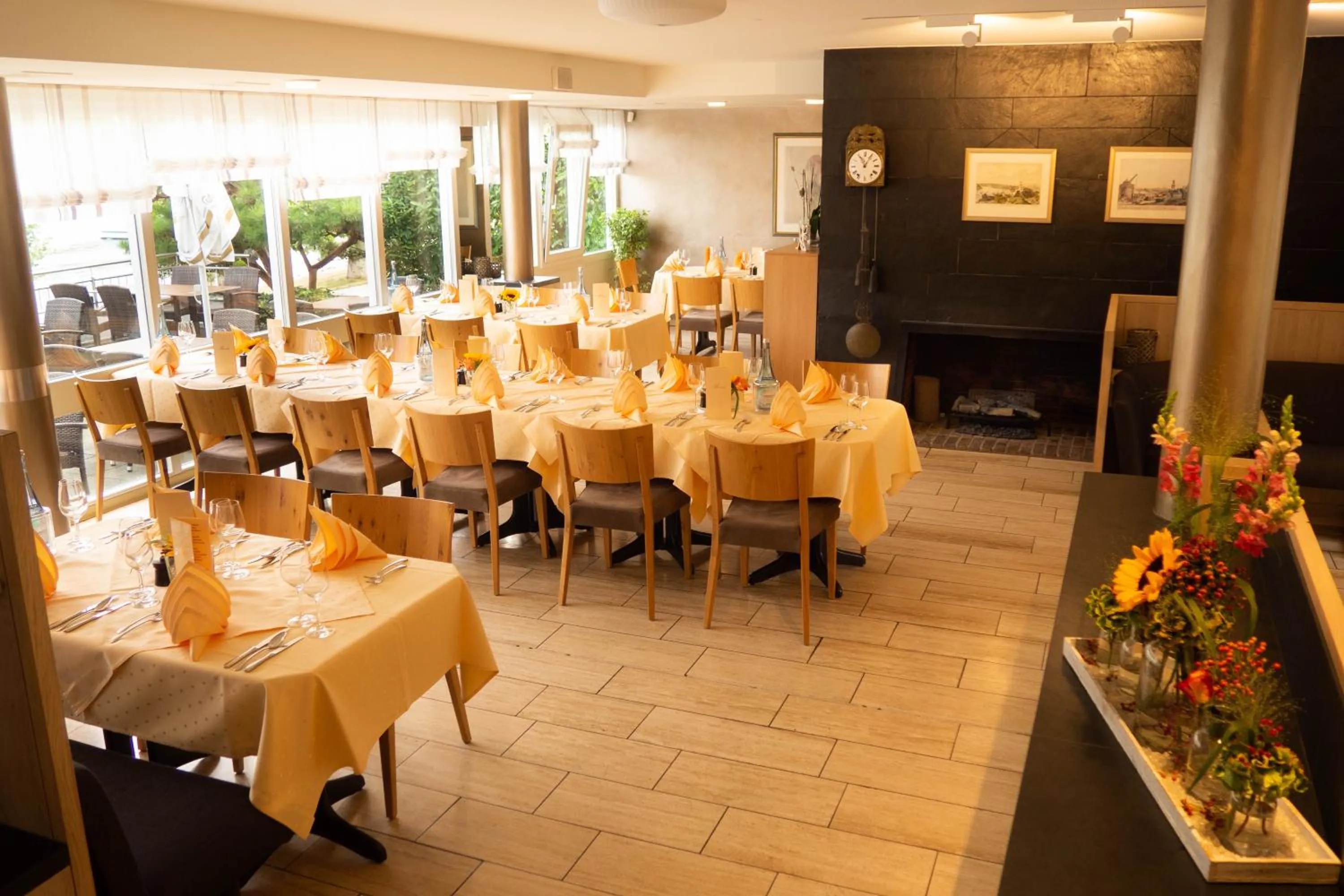 Restaurant/places to eat in Hotel Villa am Rhein