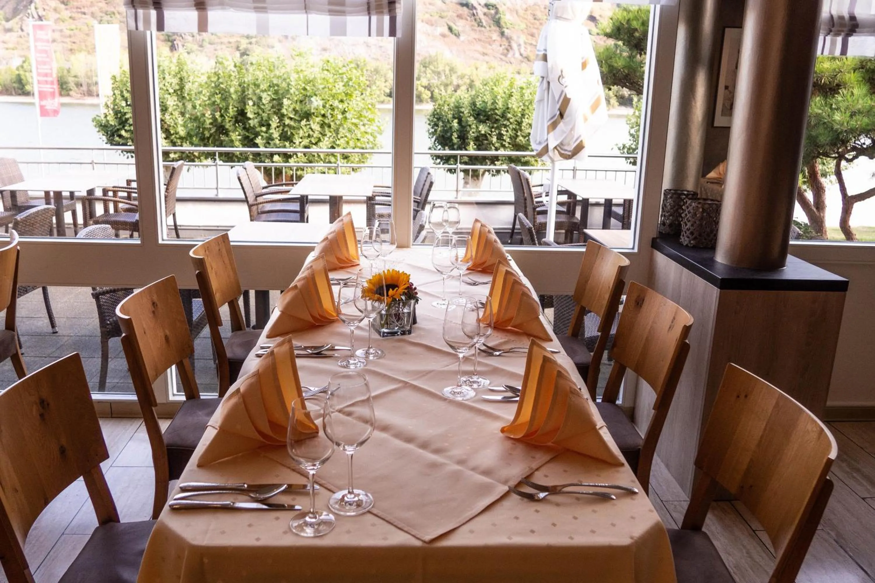 Restaurant/places to eat in Hotel Villa am Rhein