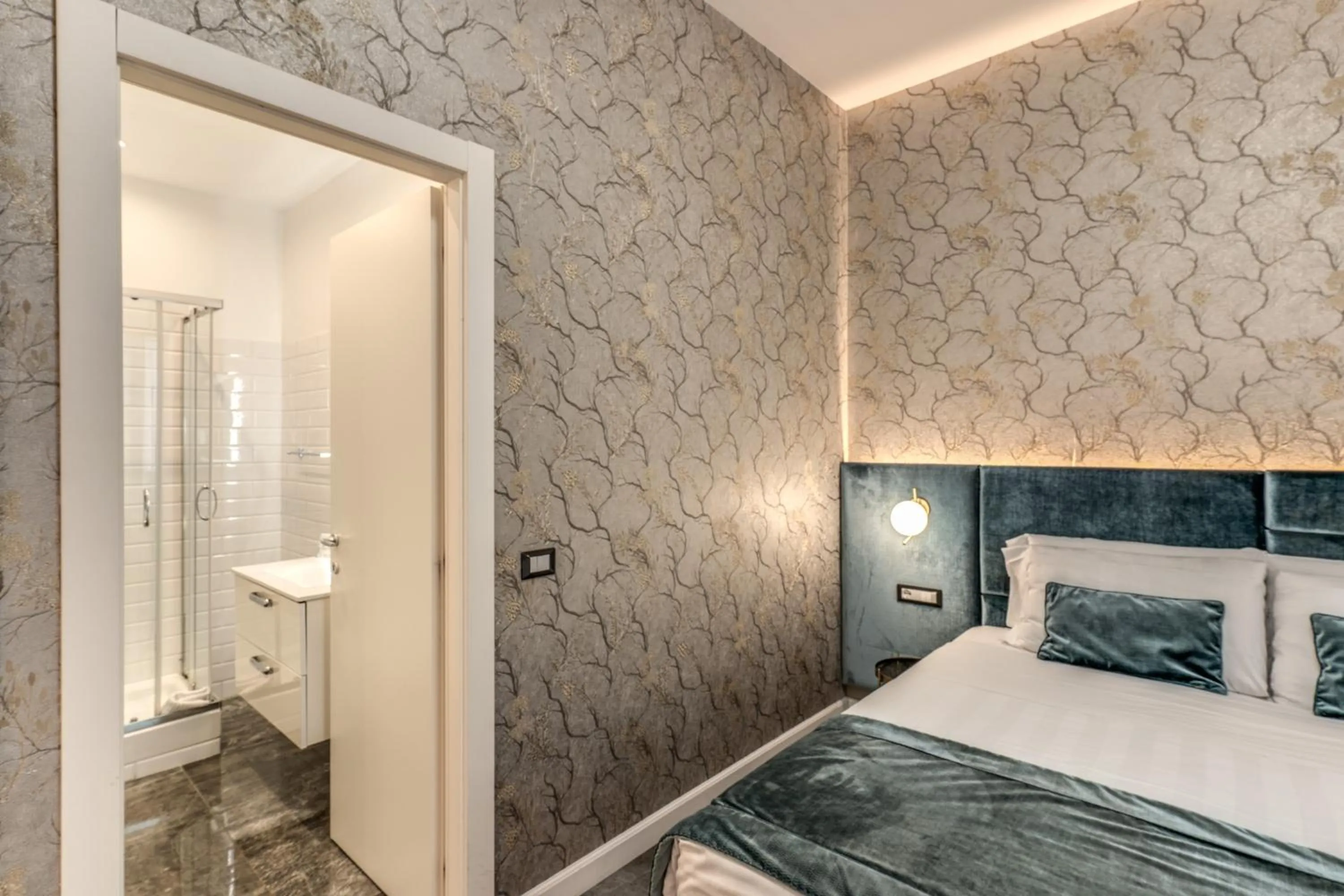 Shower, Bed in Apollo Boutique Hotel