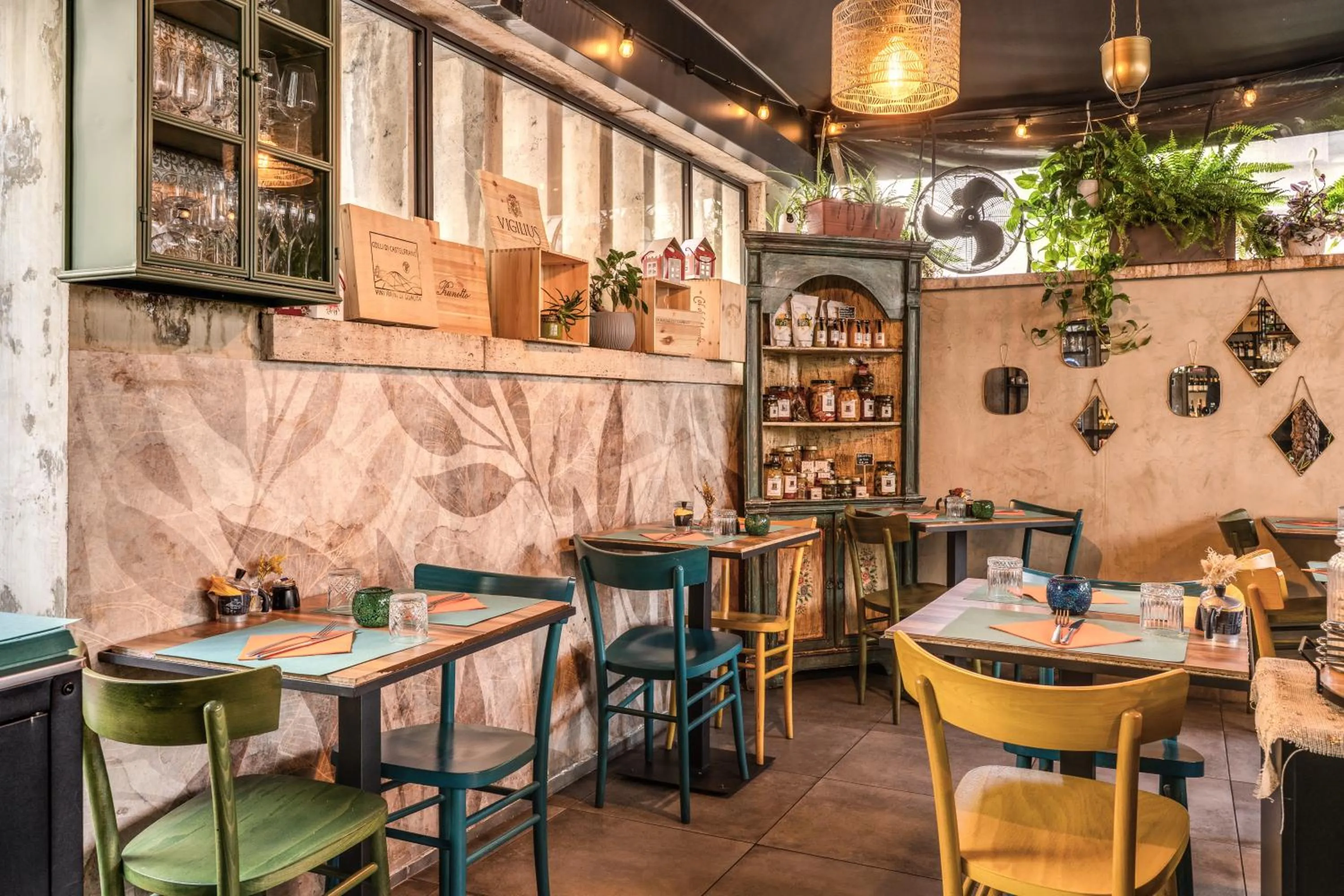 Restaurant/places to eat in Apollo Boutique Hotel