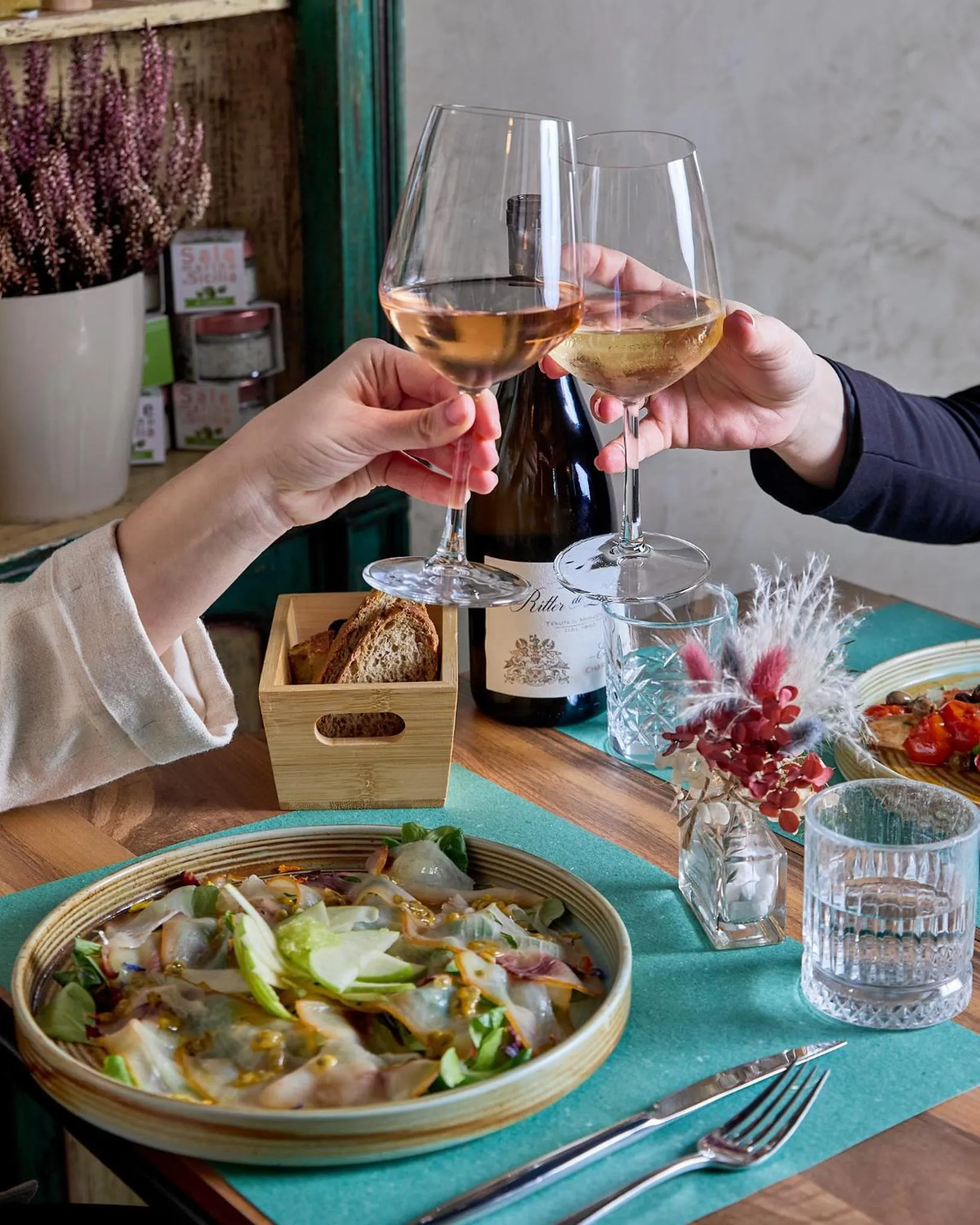 Restaurant/places to eat in Apollo Boutique Hotel