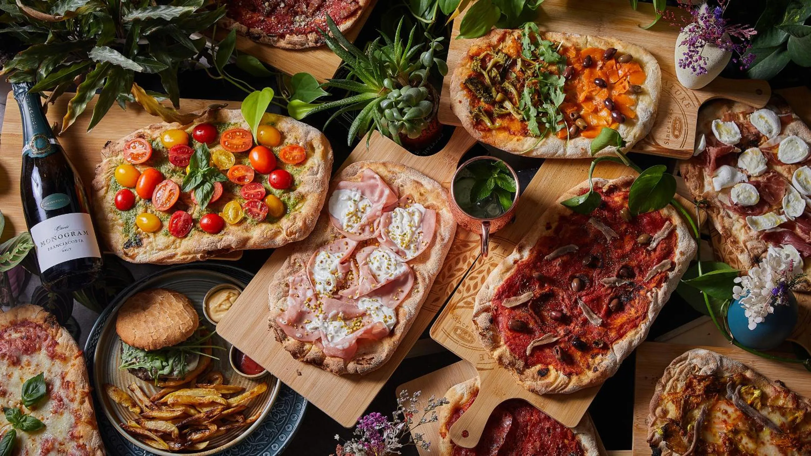 Restaurant/places to eat in Apollo Boutique Hotel