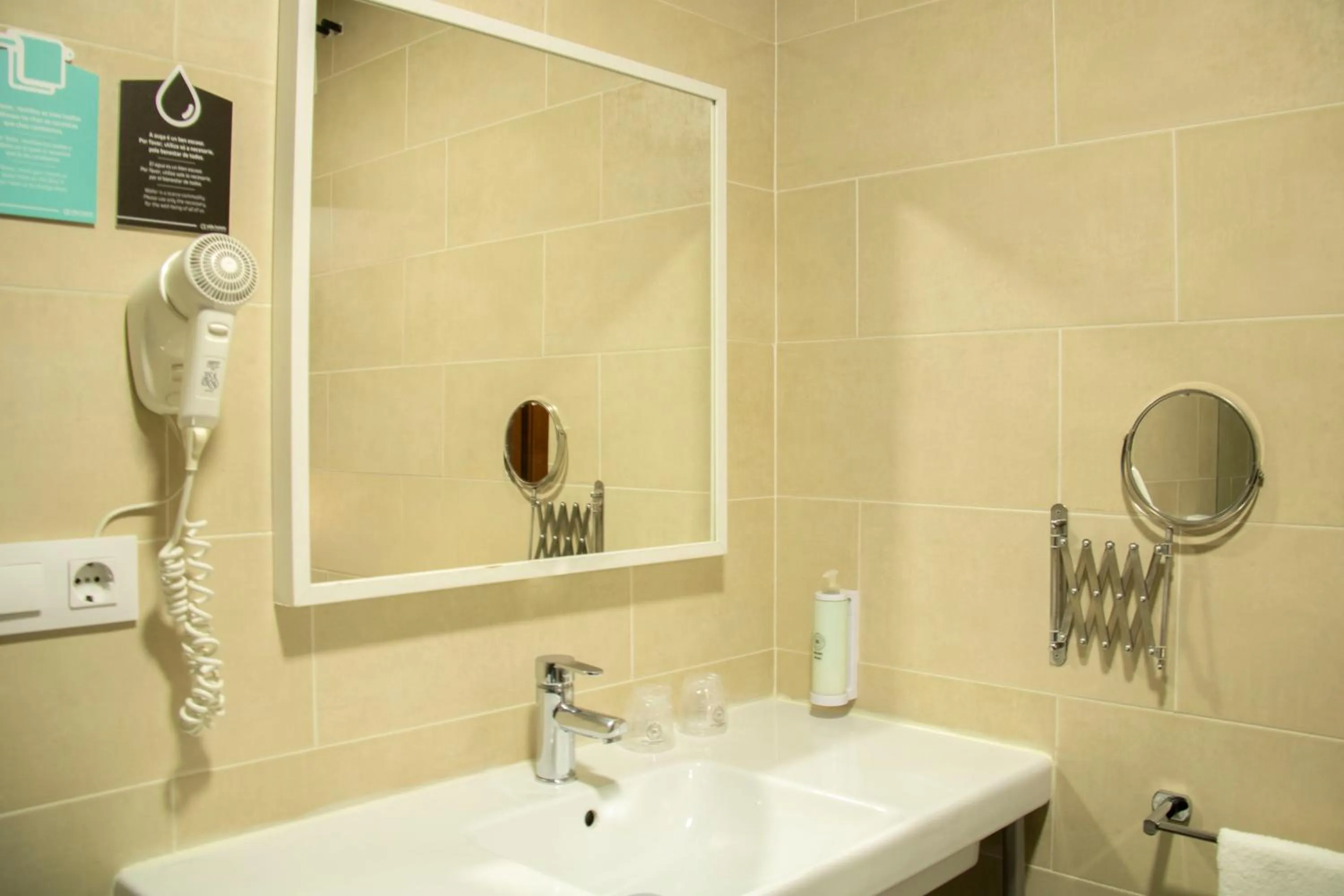 Bathroom in Alda Alborán Rooms