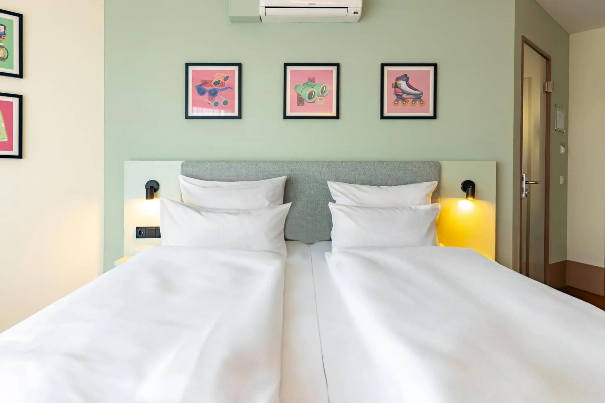 Photo of the whole room, Bed in Garner Hotel Oberhausen