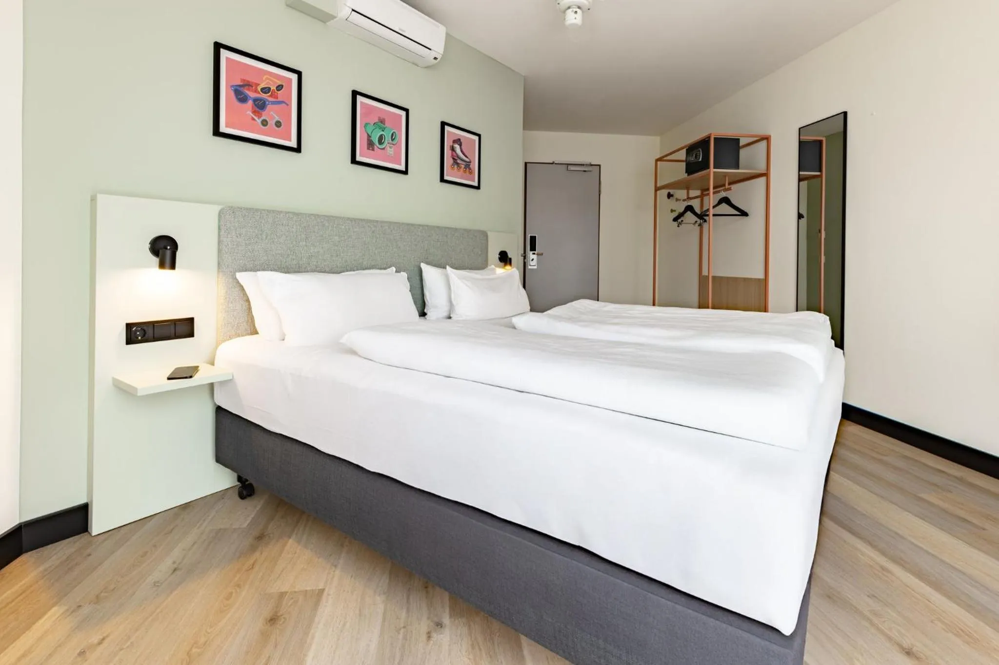 Photo of the whole room, Bed in Garner Hotel Oberhausen