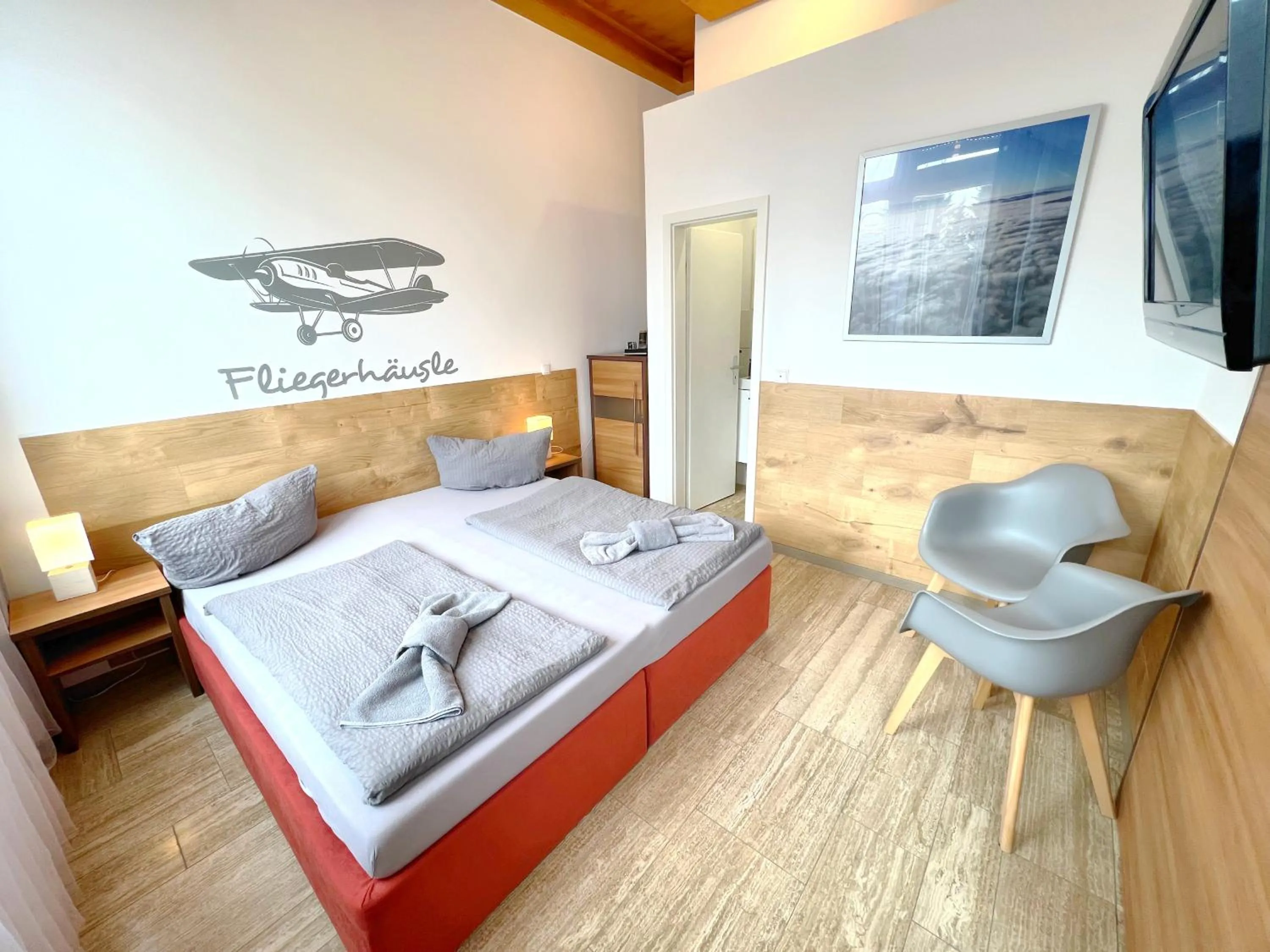 Photo of the whole room, Bed in BnB Fliegerhaeusle Hagnau 24h Self Check In