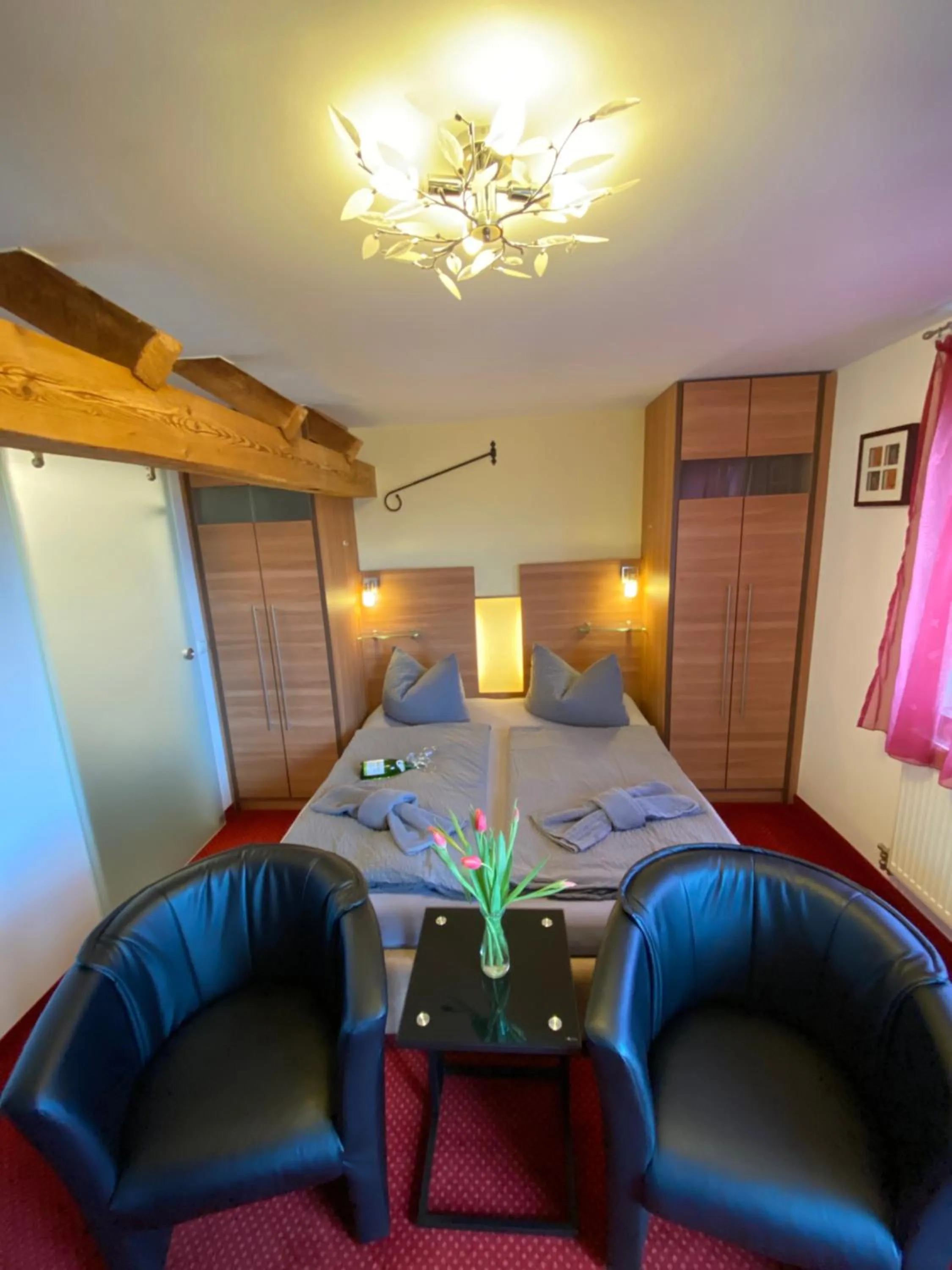 Photo of the whole room in BnB Fliegerhaeusle Hagnau 24h Self Check In