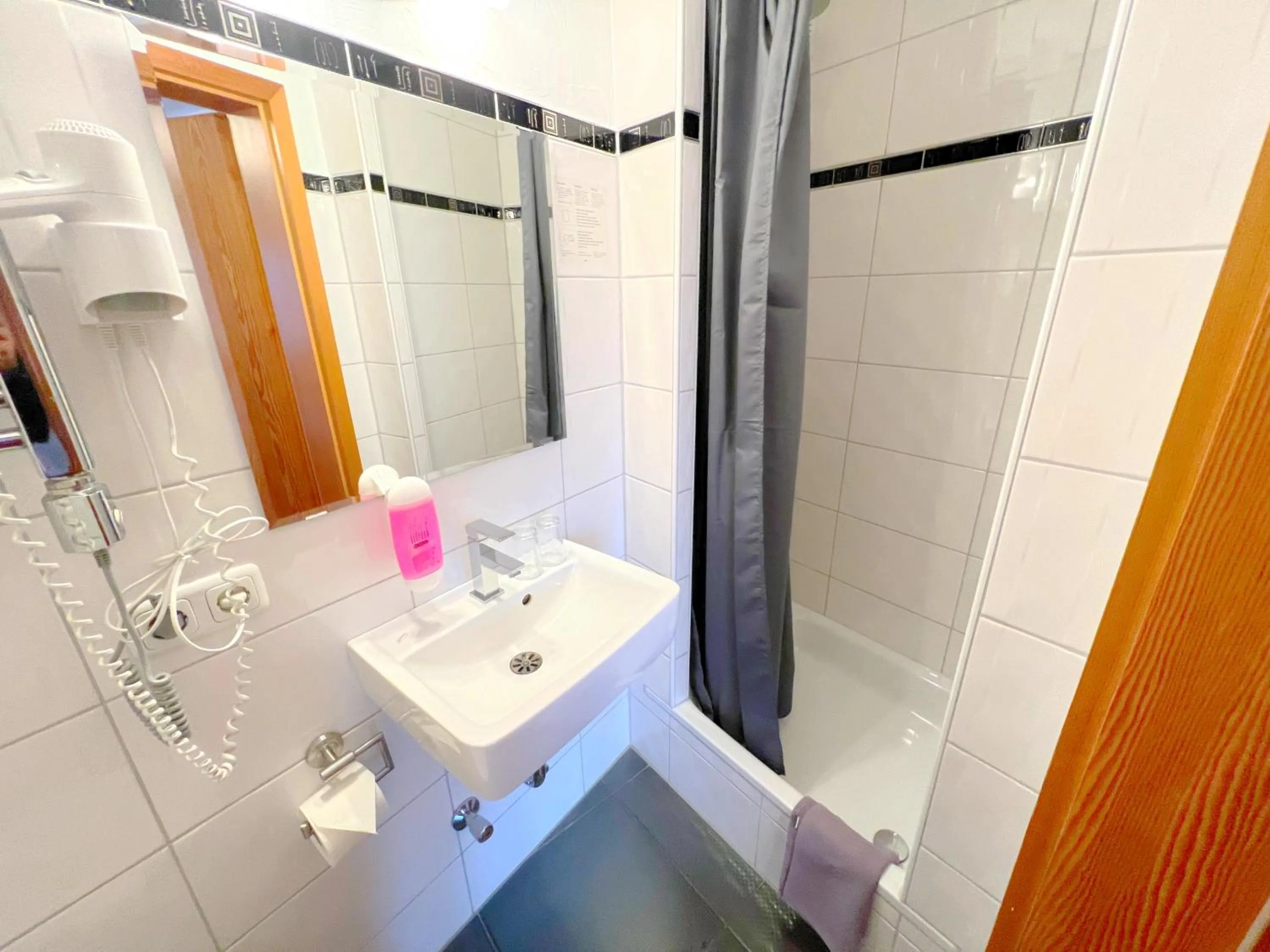 Bathroom in BnB Fliegerhaeusle Hagnau 24h Self Check In