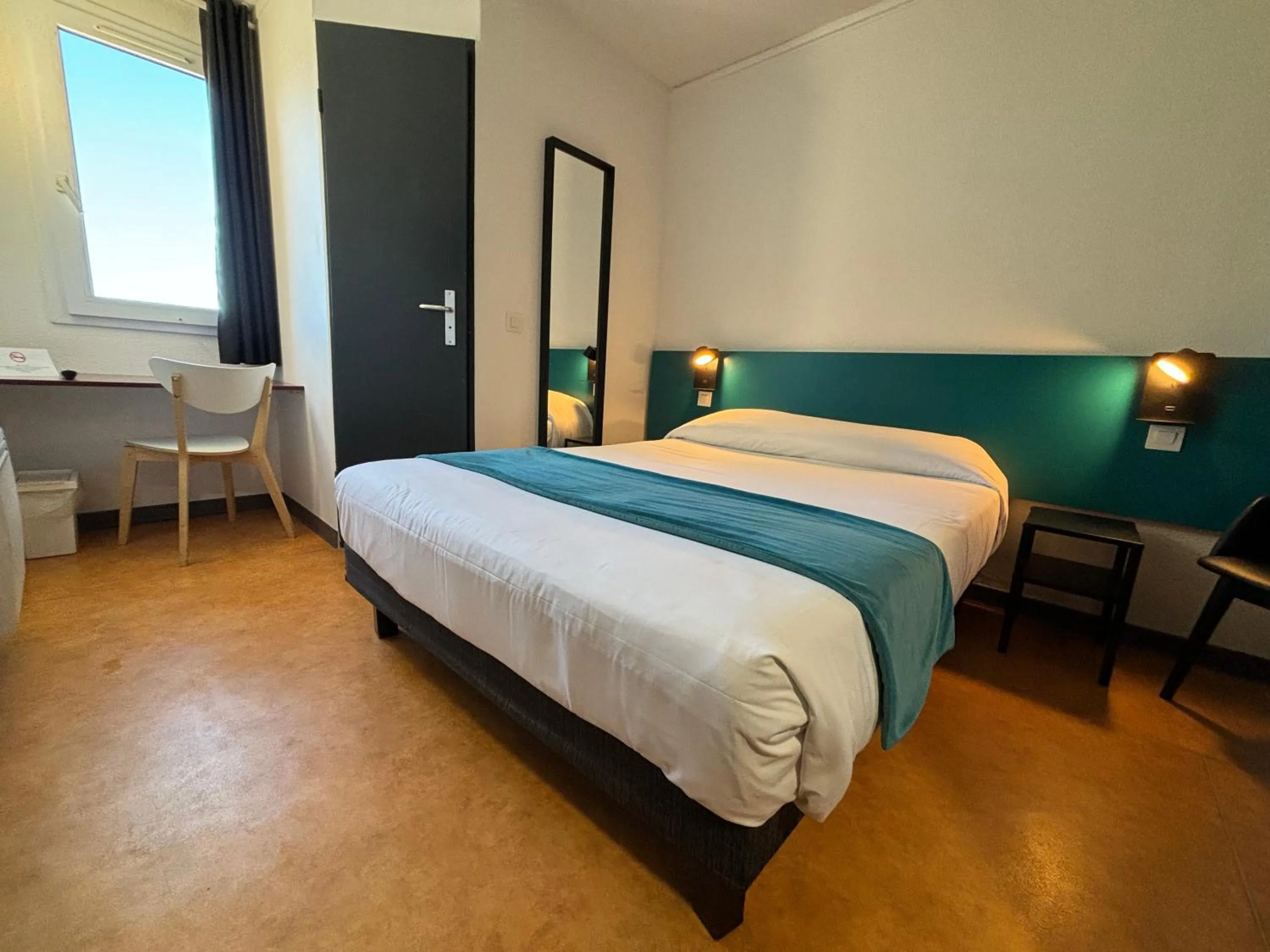 Photo of the whole room, Bed in Face West Le Pontet