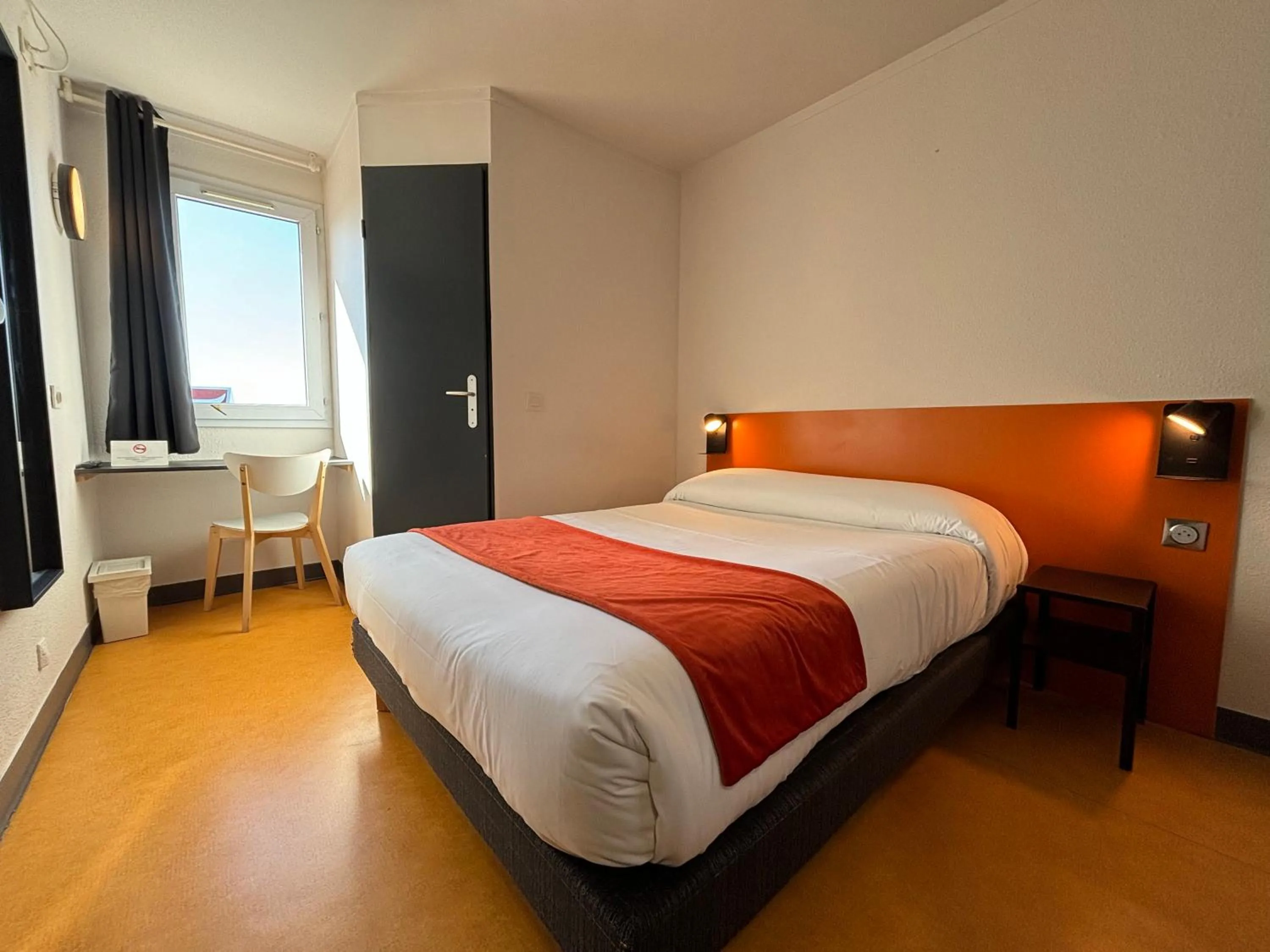 Photo of the whole room, Bed in Face West Le Pontet