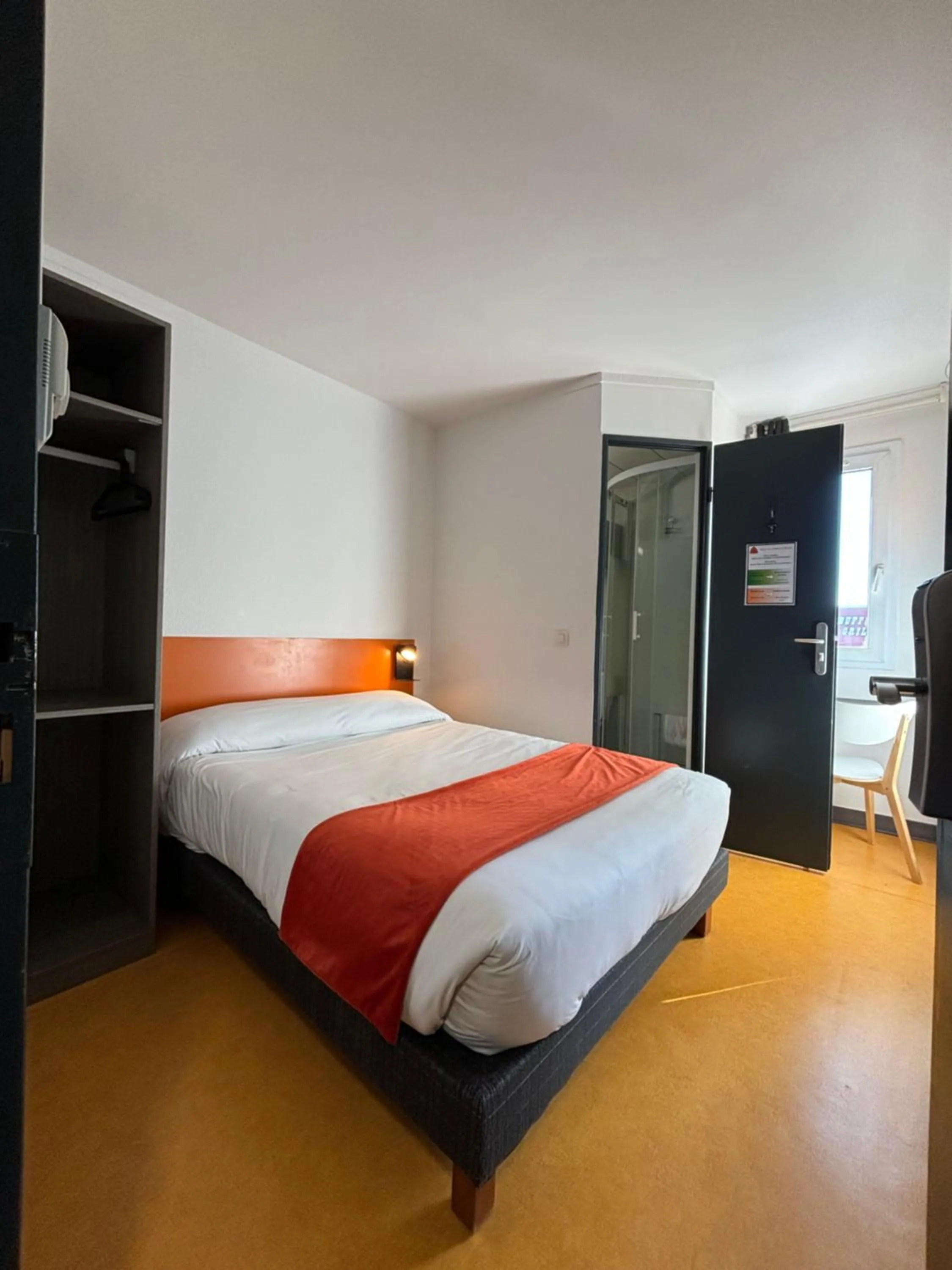 Photo of the whole room, Bed in Face West Le Pontet