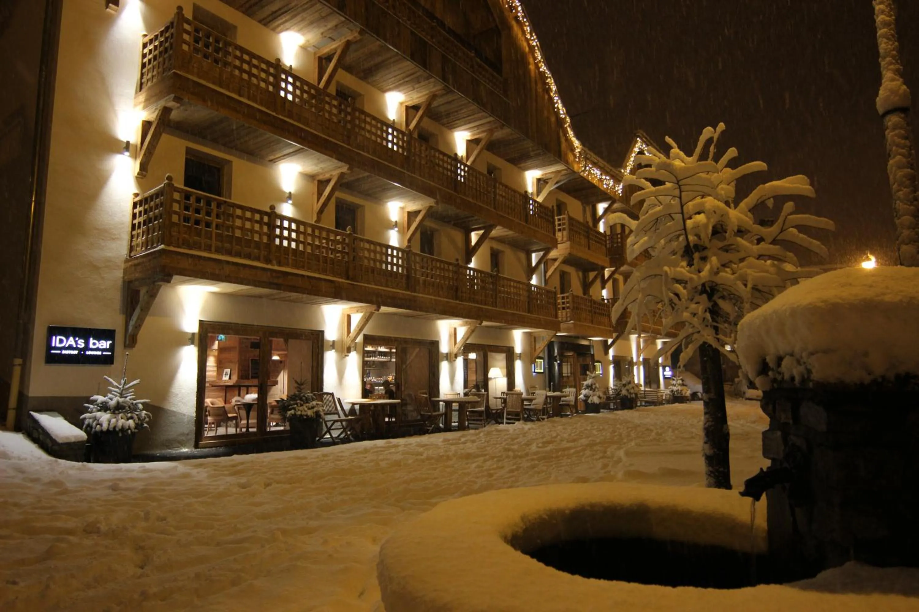 Facade/entrance in Hotel Le V de Vaujany