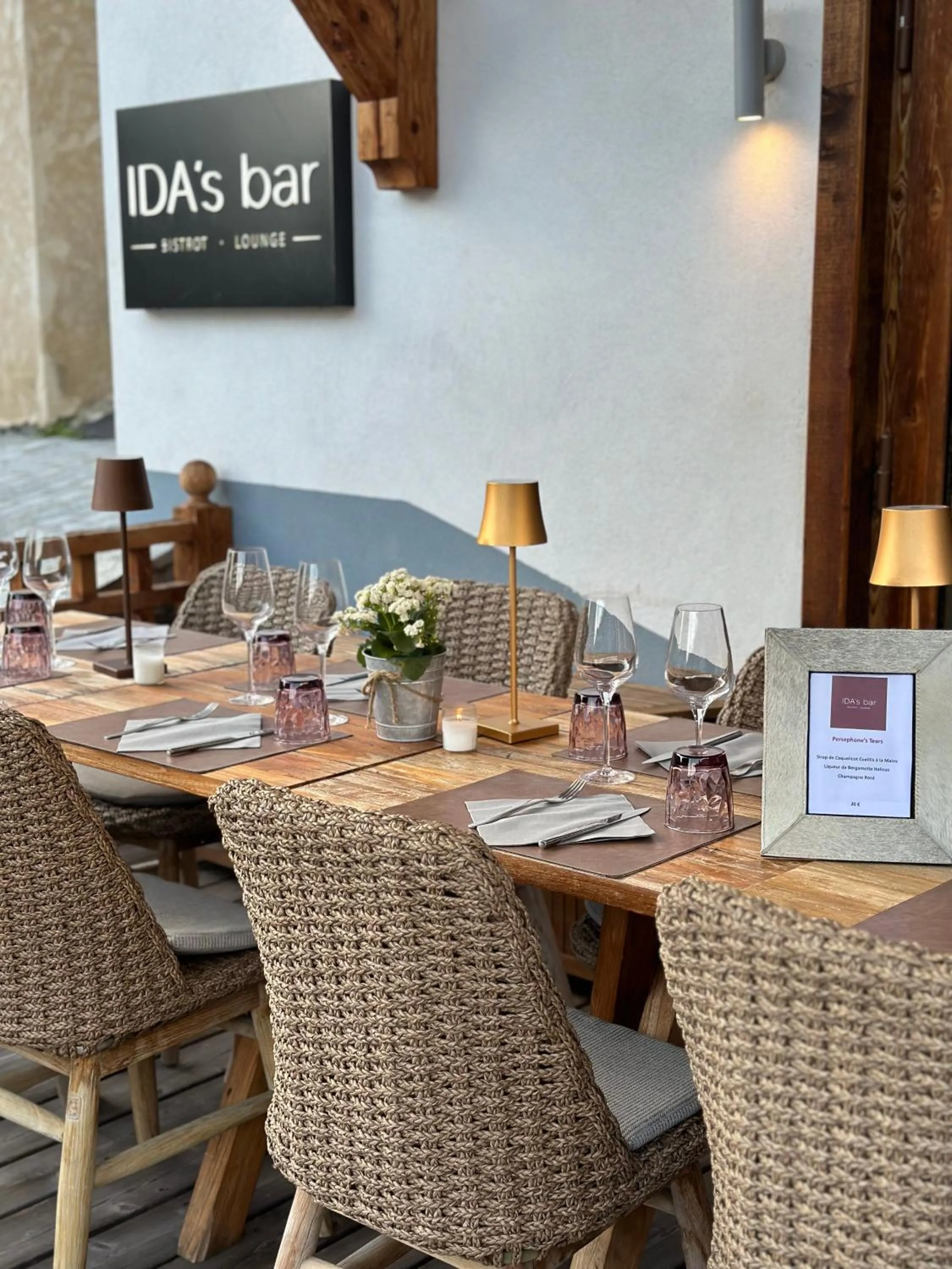 Lounge or bar in Hotel Le V de Vaujany