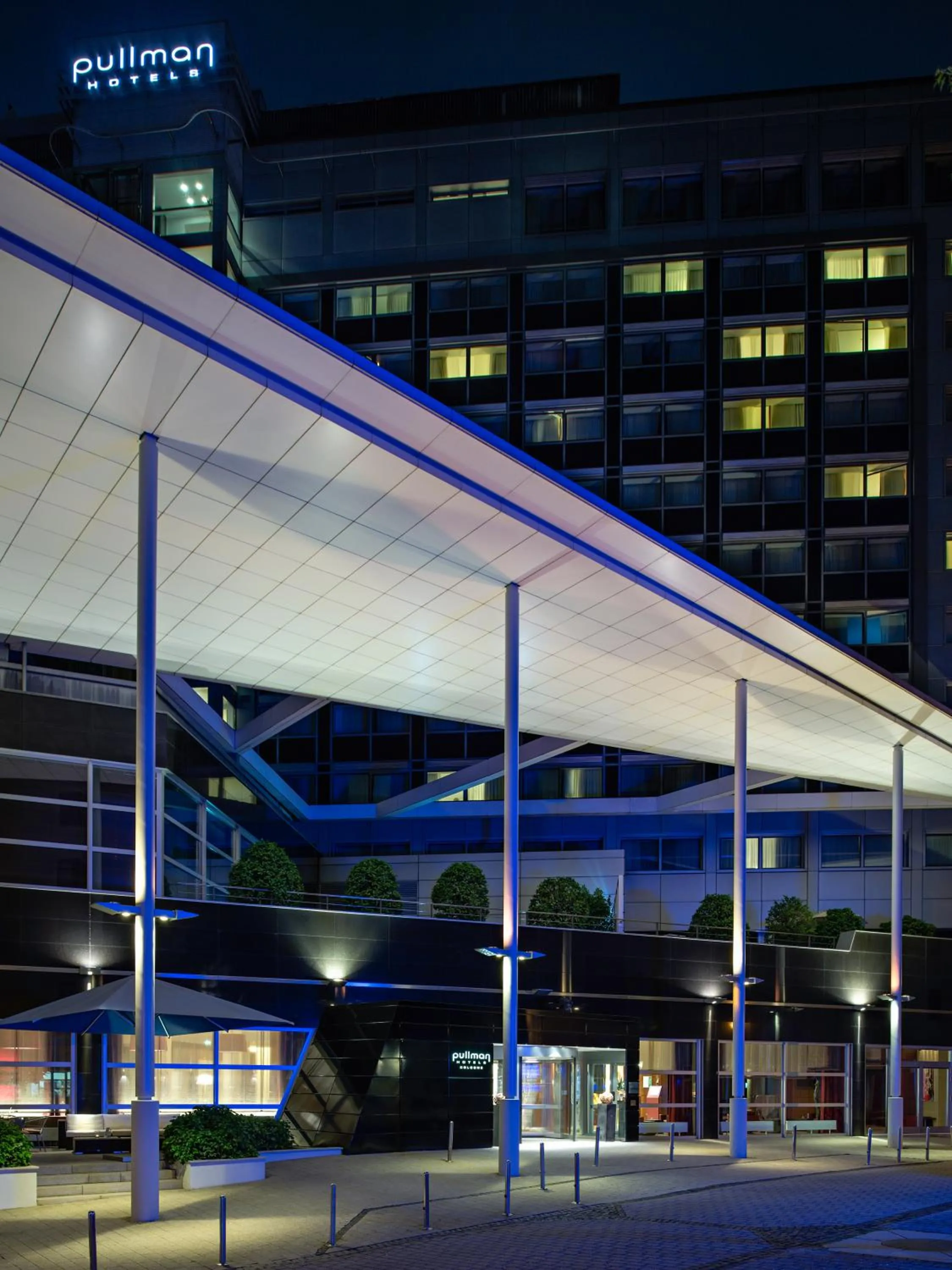 Facade/entrance in Pullman Cologne