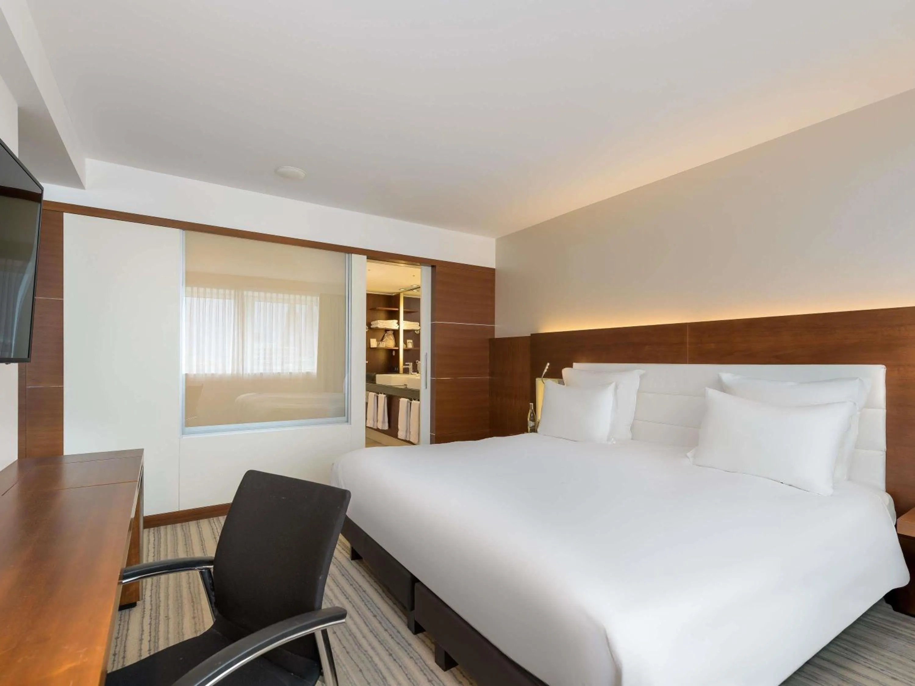 Bedroom, Bed in Pullman Cologne