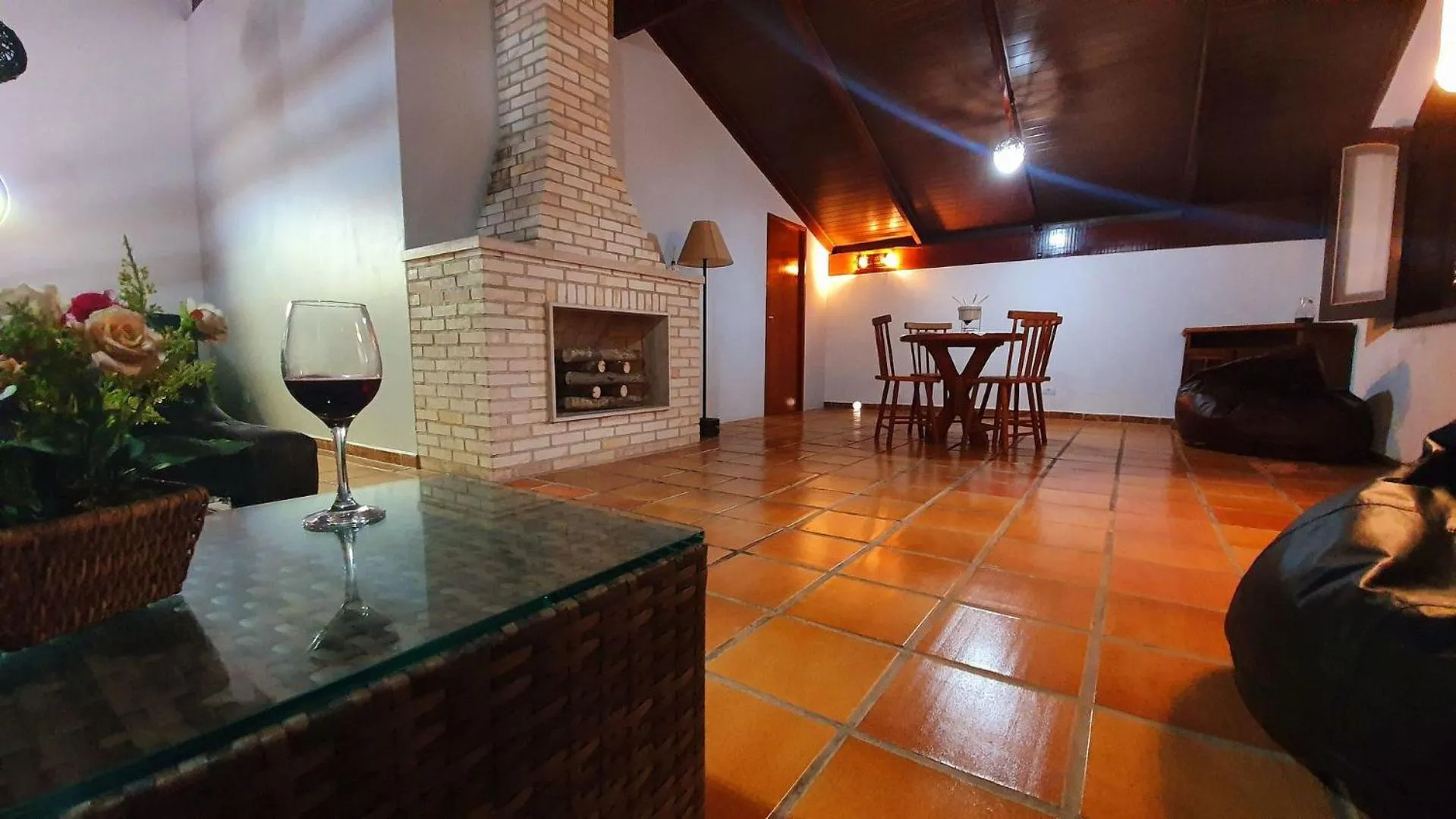 Communal lounge/ TV room in Elegante com lareira, Piscina, Área Gourmet, Bilhar, Wi-Fi, SmartTV