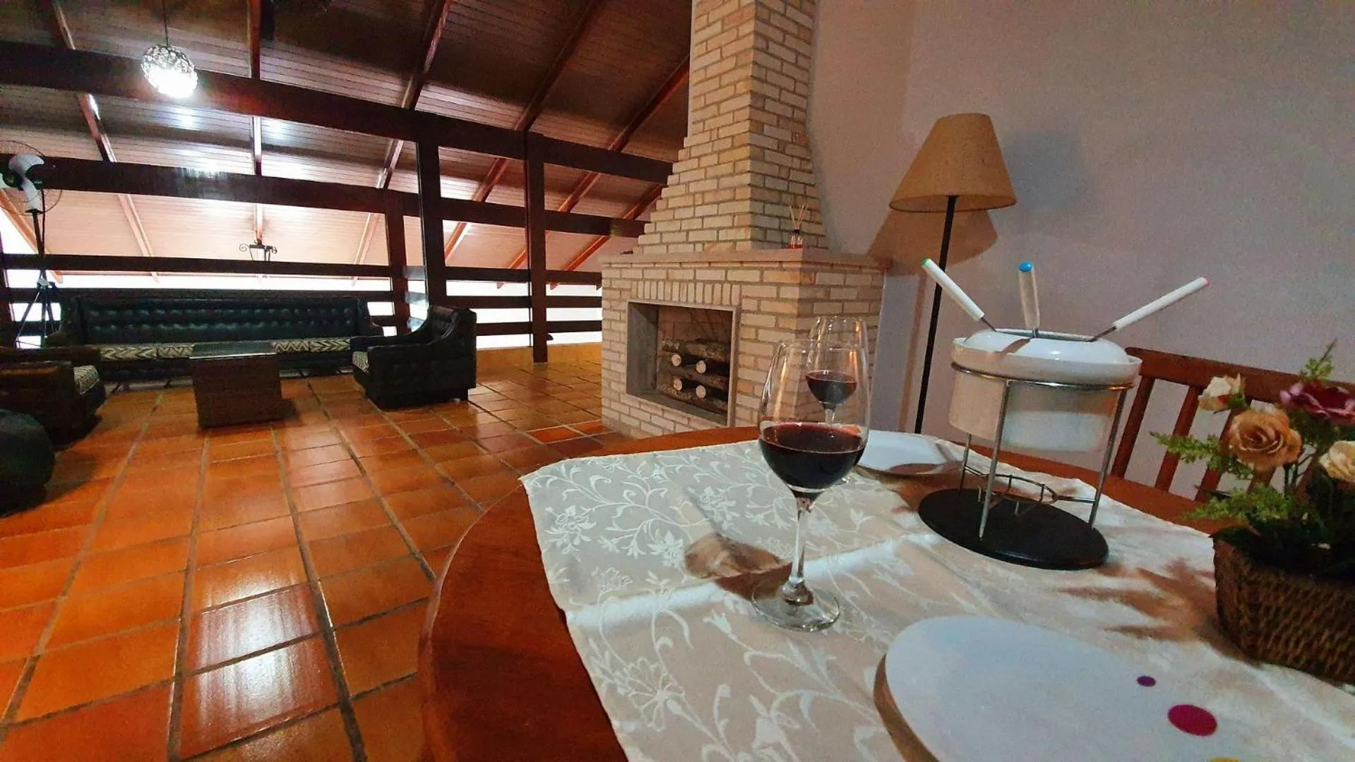 Communal lounge/ TV room in Elegante com lareira, Piscina, Área Gourmet, Bilhar, Wi-Fi, SmartTV