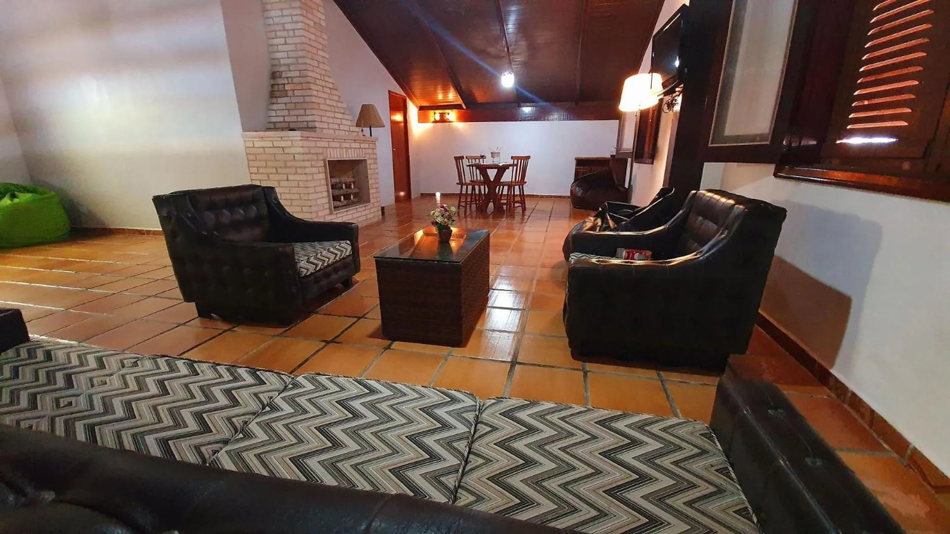 Communal lounge/ TV room in Elegante com lareira, Piscina, Área Gourmet, Bilhar, Wi-Fi, SmartTV