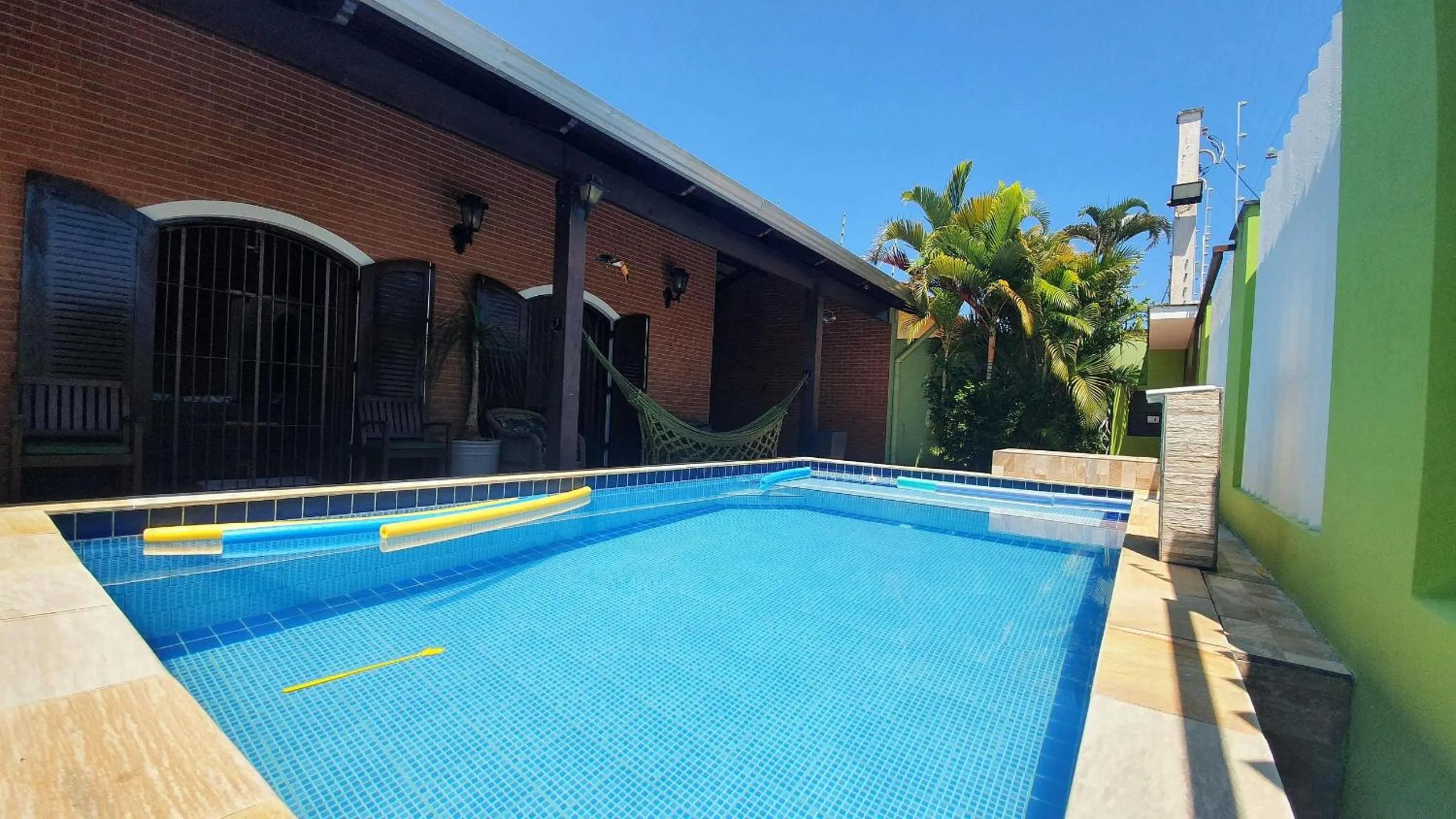 Swimming pool in Elegante com lareira, Piscina, Área Gourmet, Bilhar, Wi-Fi, SmartTV