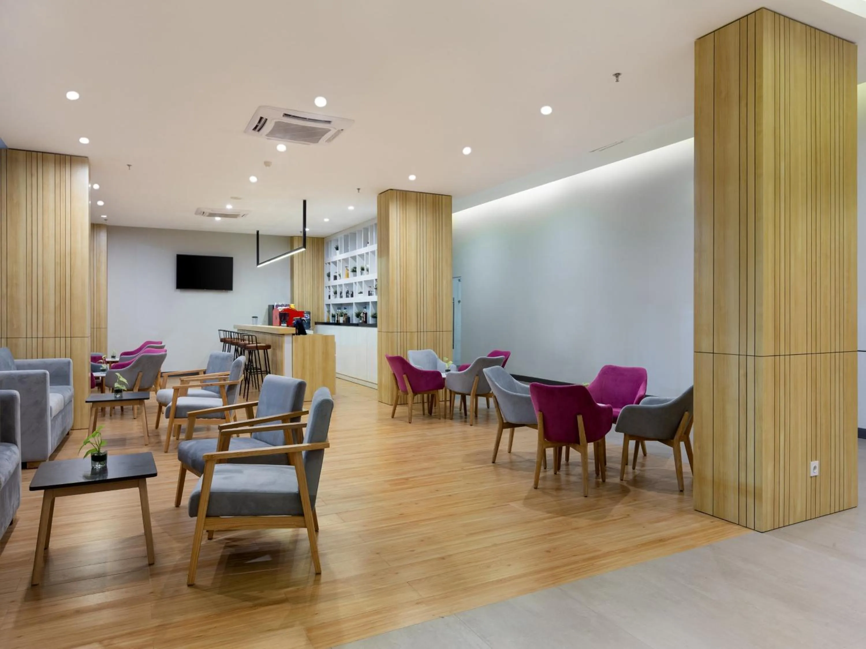 Lobby or reception in favehotel Karawang