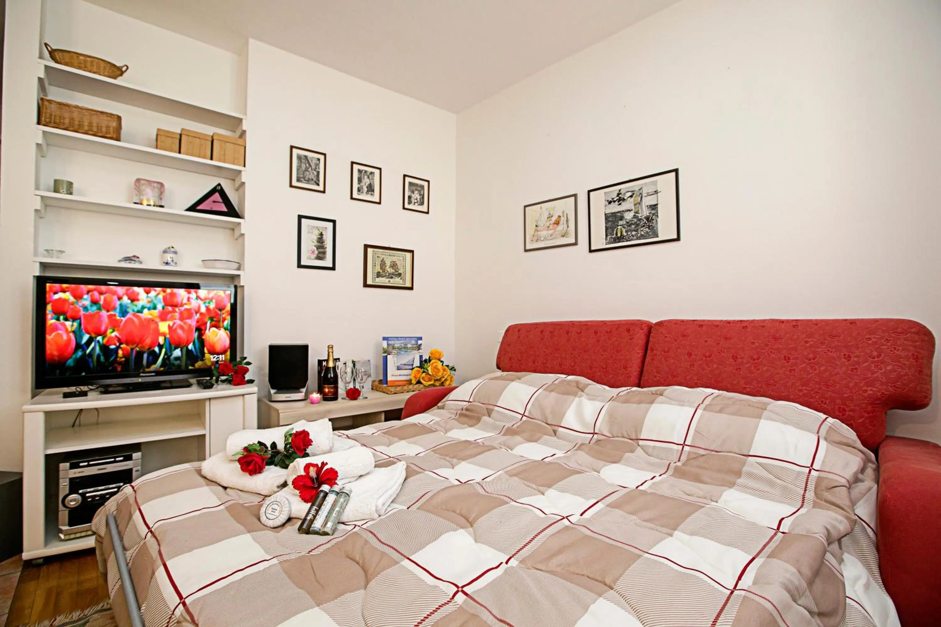 Bedroom, Bed in Appartamento Centro Storico Riva 2 - Happy Rentals