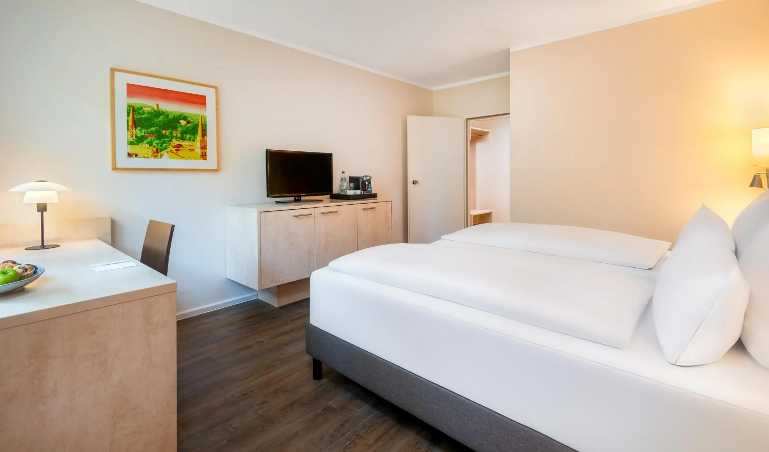 Photo of the whole room, Bed in Mercure Hotel Bielefeld Johannisberg