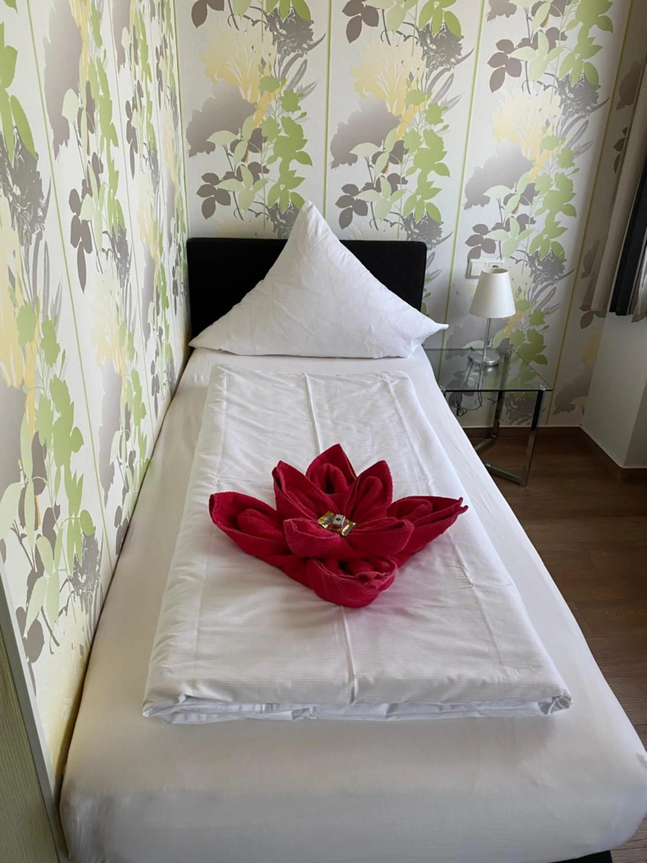 Bed in Hotel Nassauer Hof