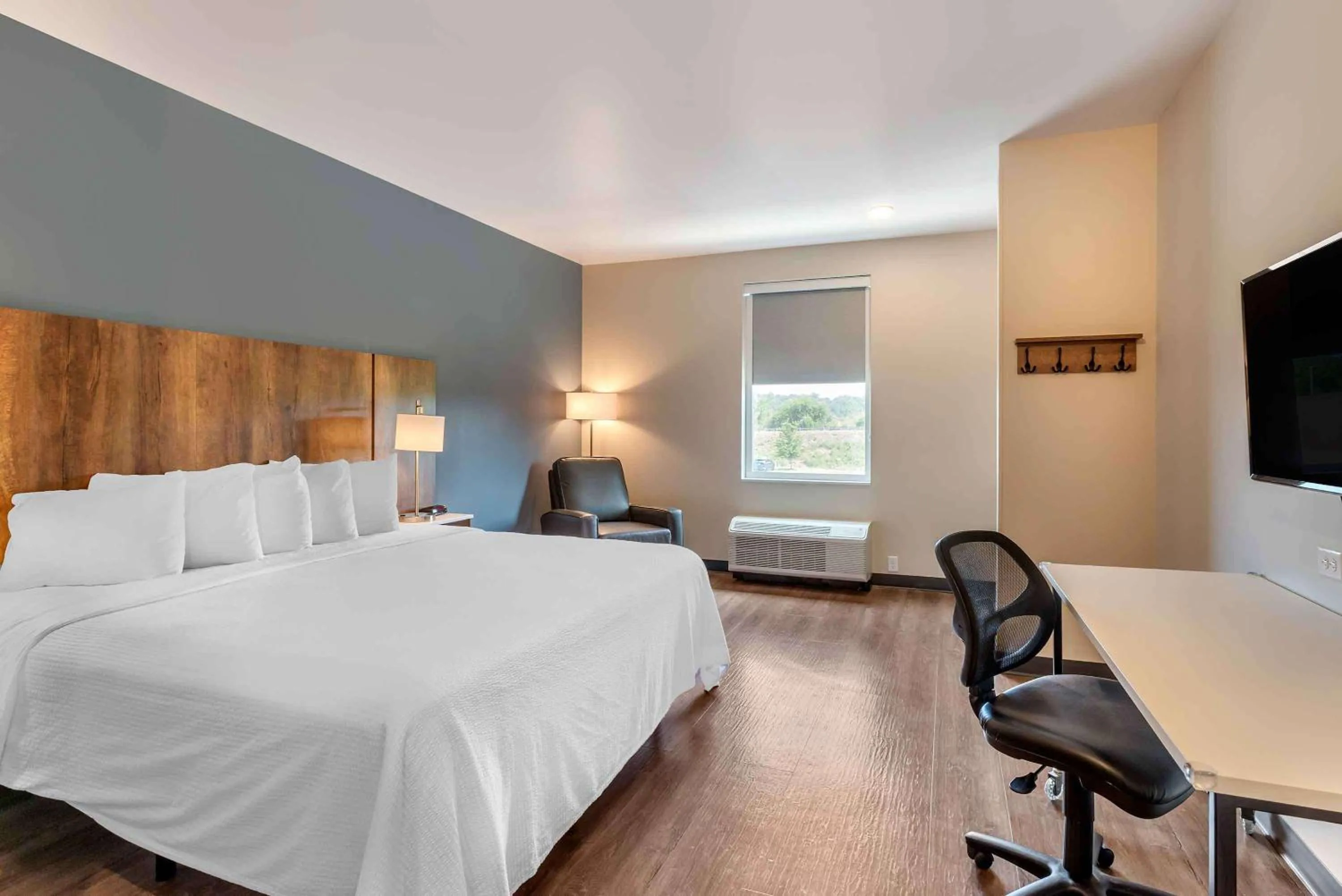 Bedroom, Bed in Extended Stay America Suites - Colonial Heights - Fort Lee