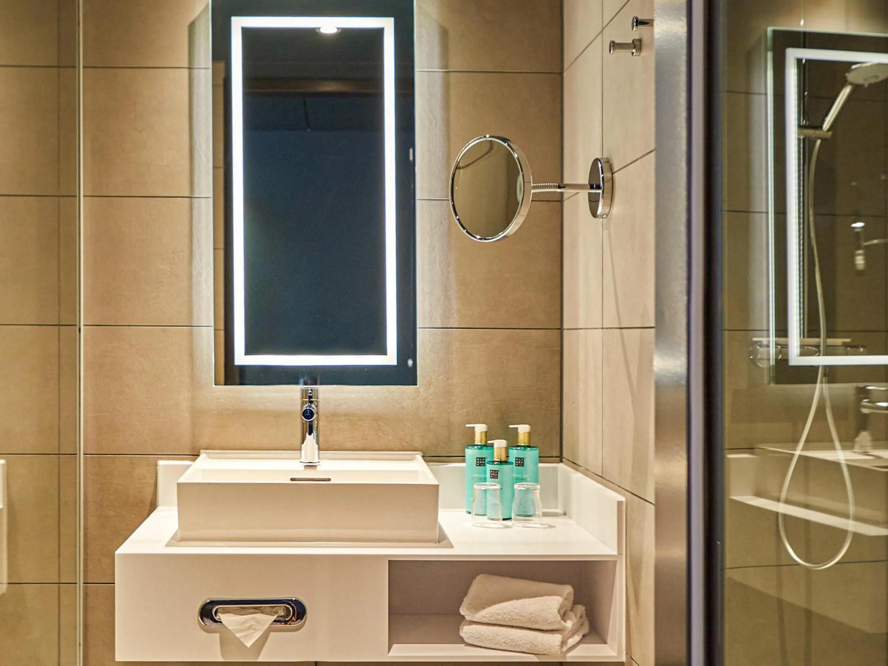 Bedroom in Novotel München City