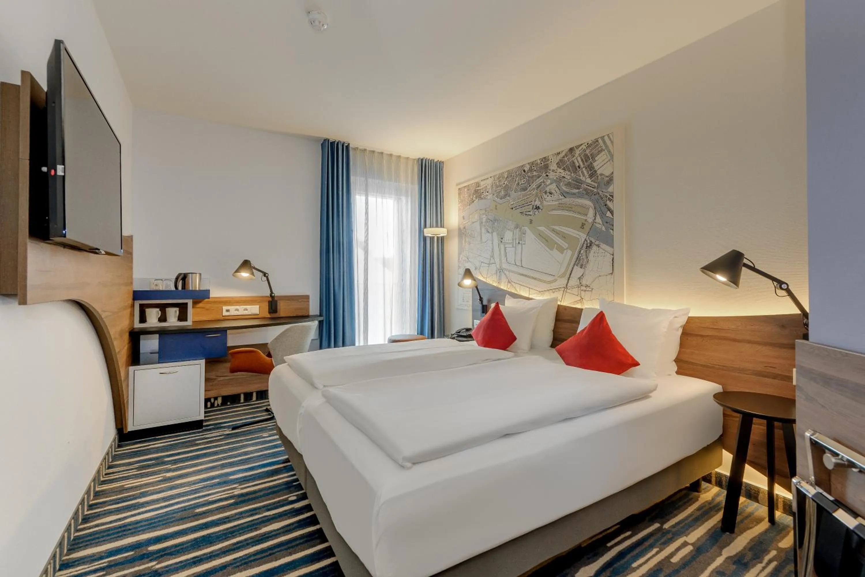 Photo of the whole room, Bed in Mercure Hotel Hamburg Mitte