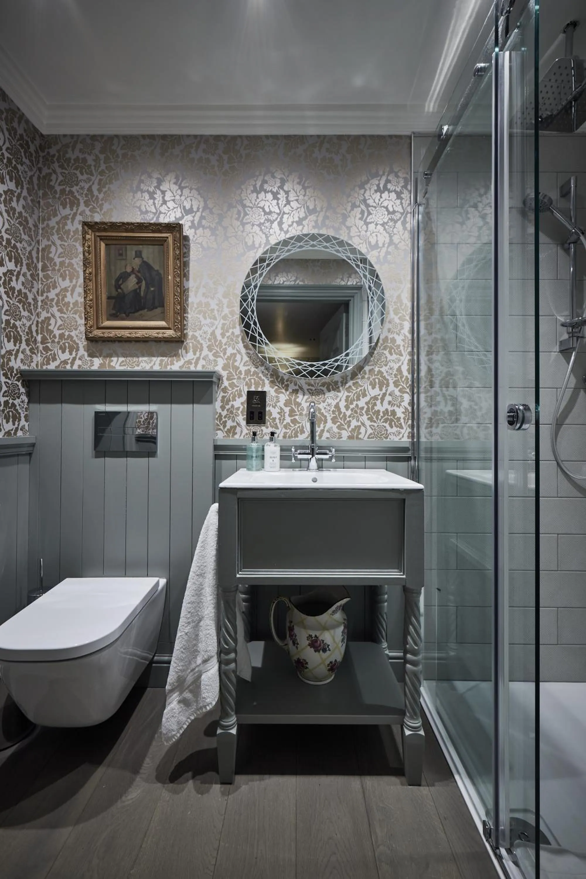 Shower in Monkstadt 1745 Restaurant with Rooms