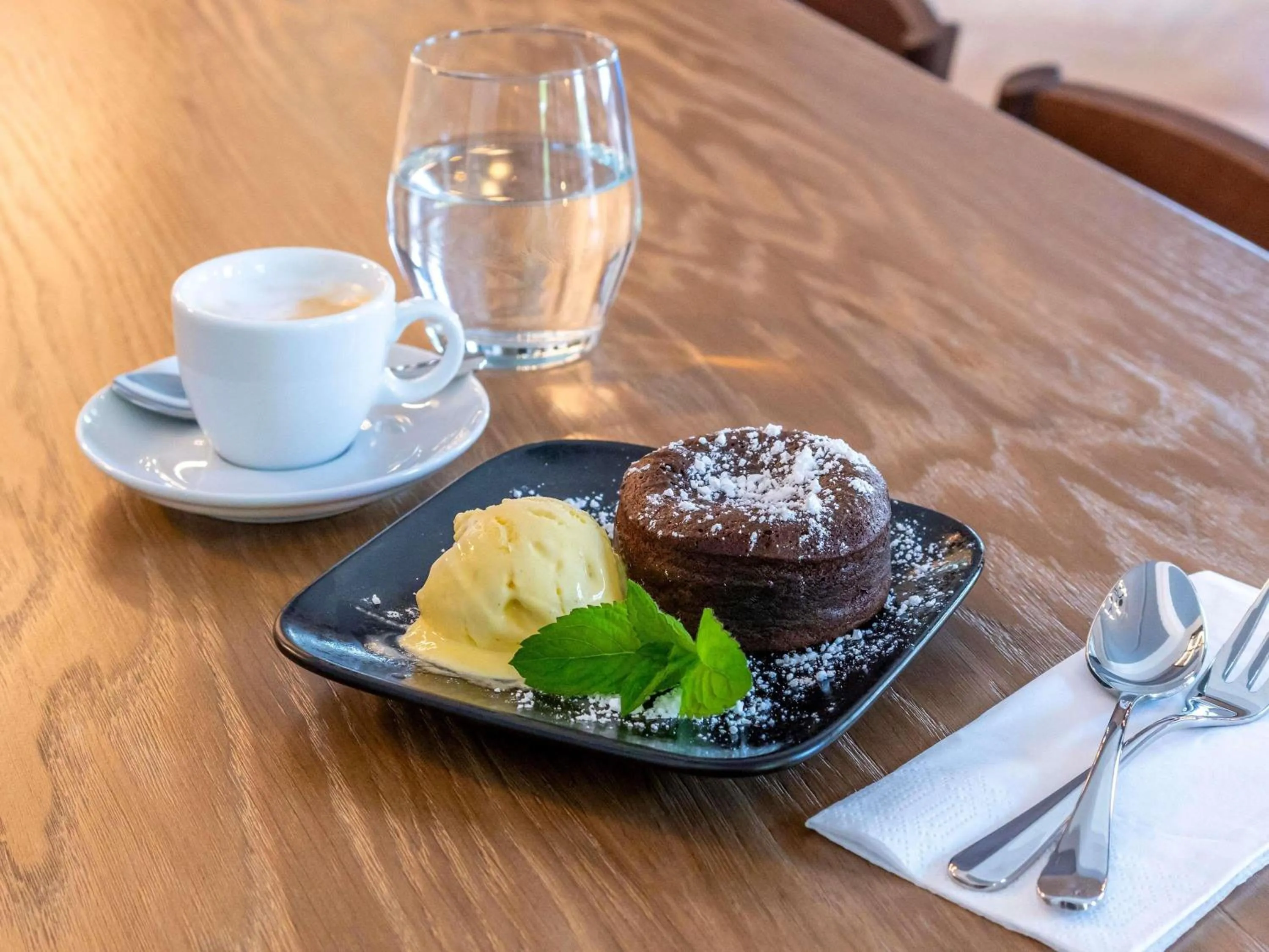 Lounge or bar in Mercure Hotel Luebeck City Center